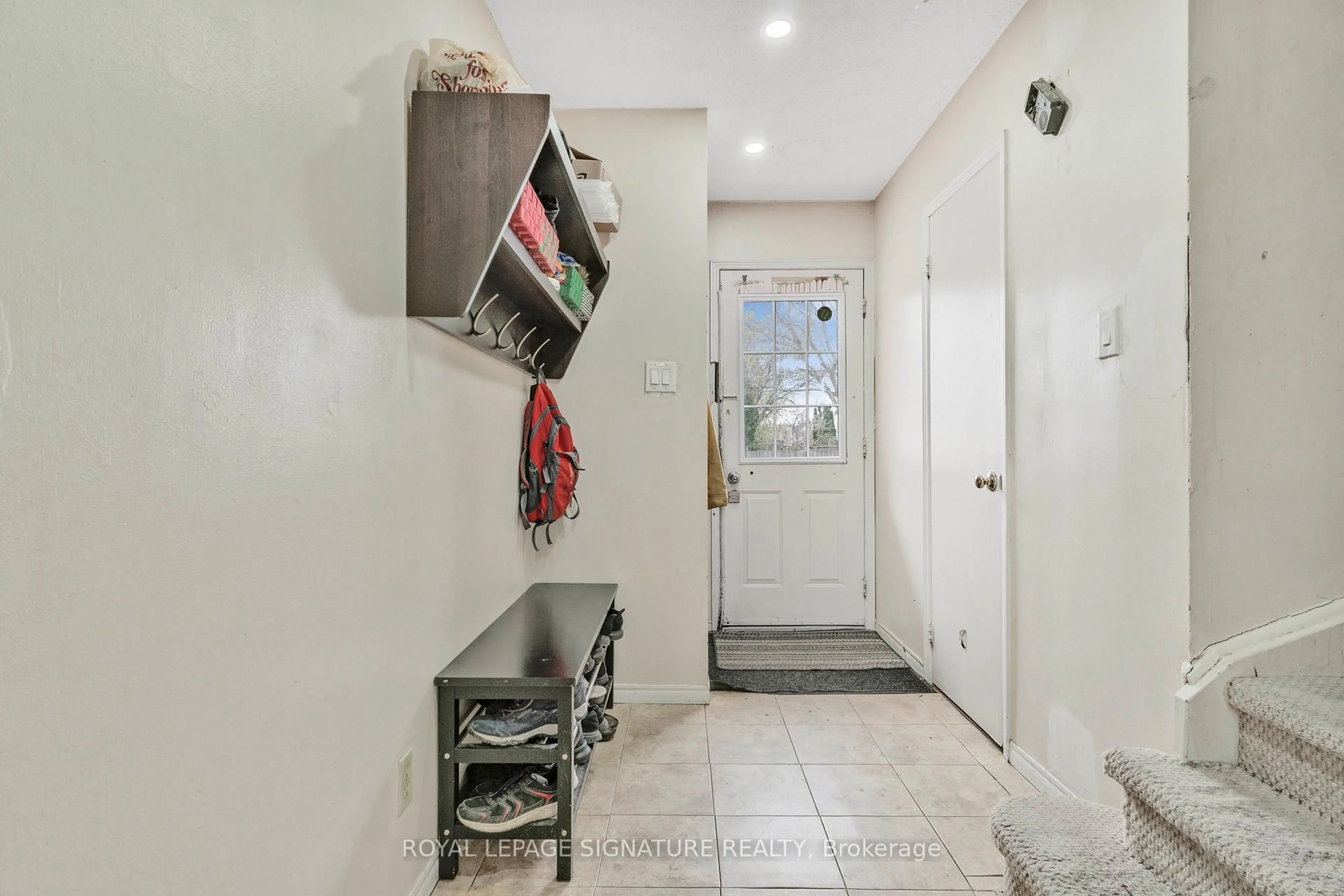 Indoor entryway for 1405 Anton Sq, Pickering Ontario L1V 5T5