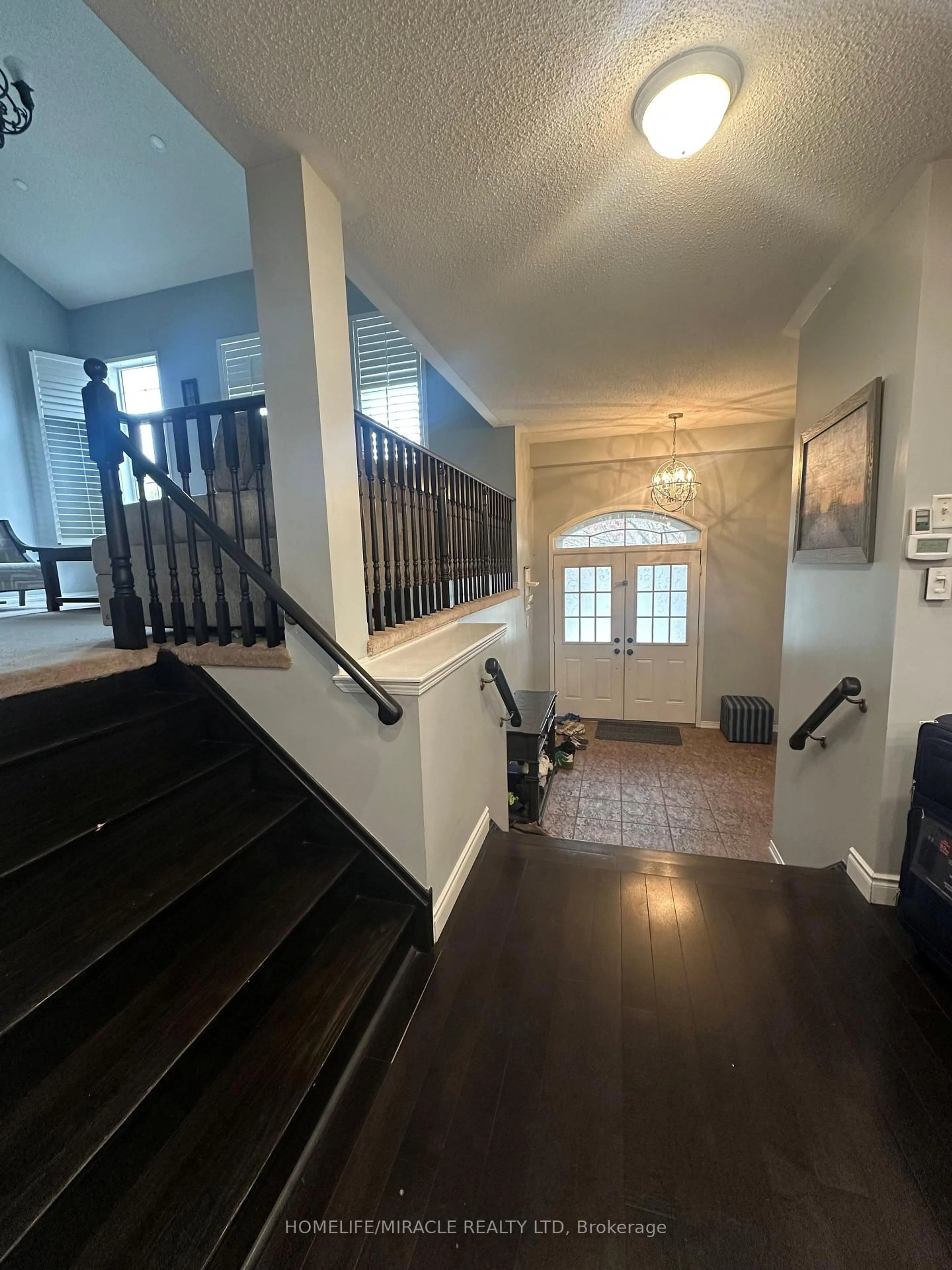 Indoor foyer for 13 Muscat Cres, Ajax Ontario L1Z 0B7