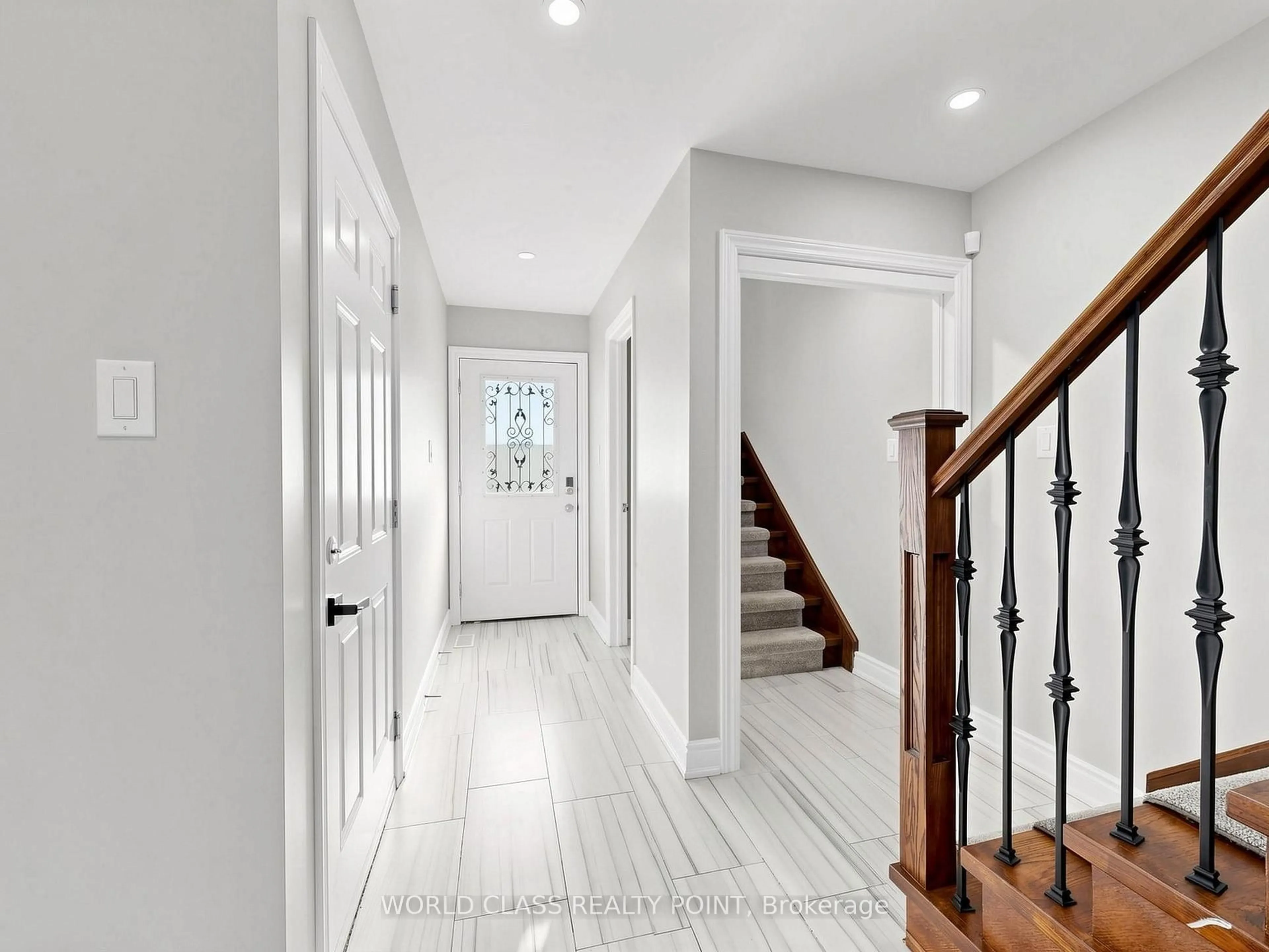 Indoor entryway for 1638 Norwill Cres, Oshawa Ontario L1G 7V2