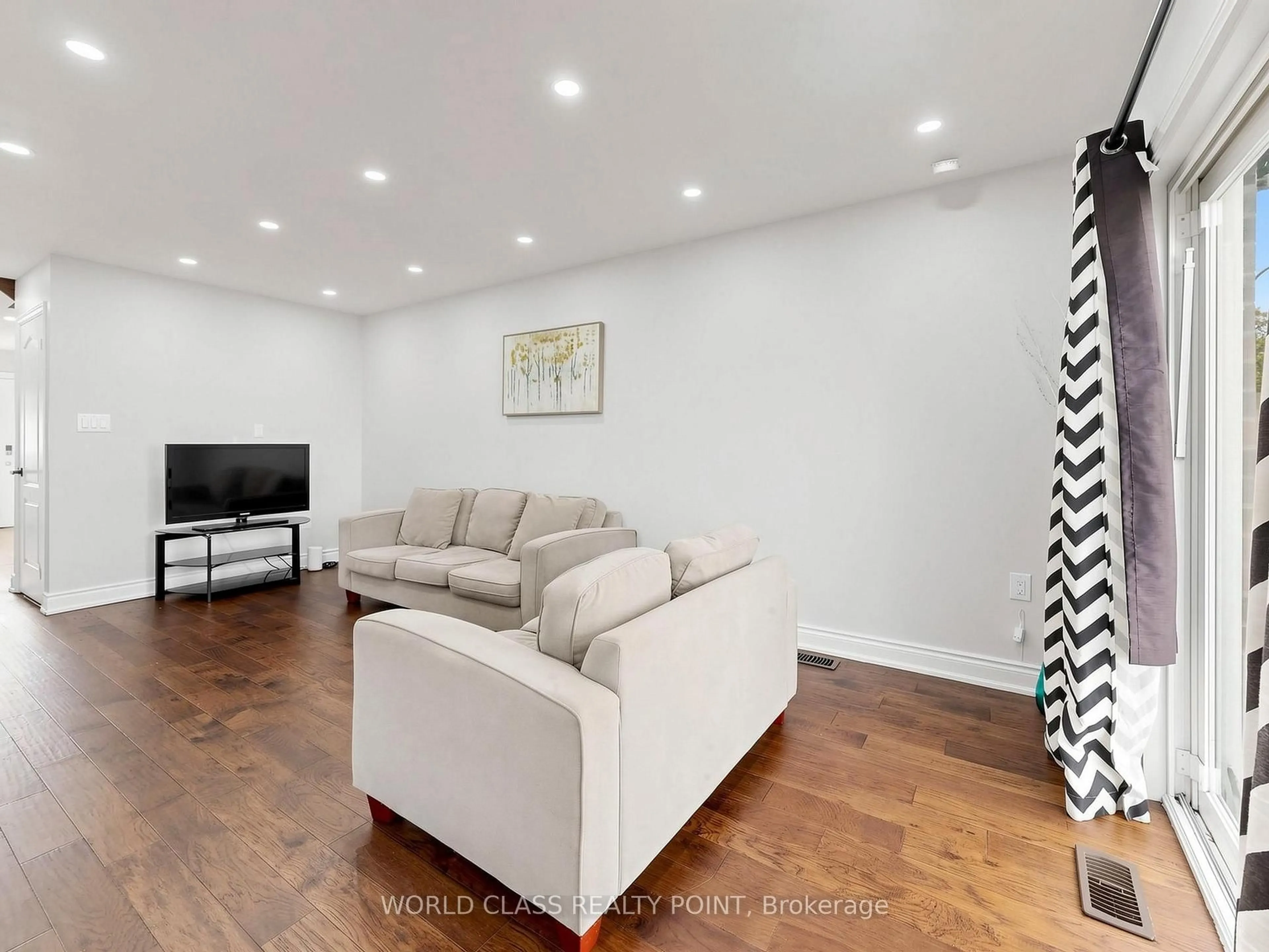 Living room with furniture, unknown for 1638 Norwill Cres, Oshawa Ontario L1G 7V2