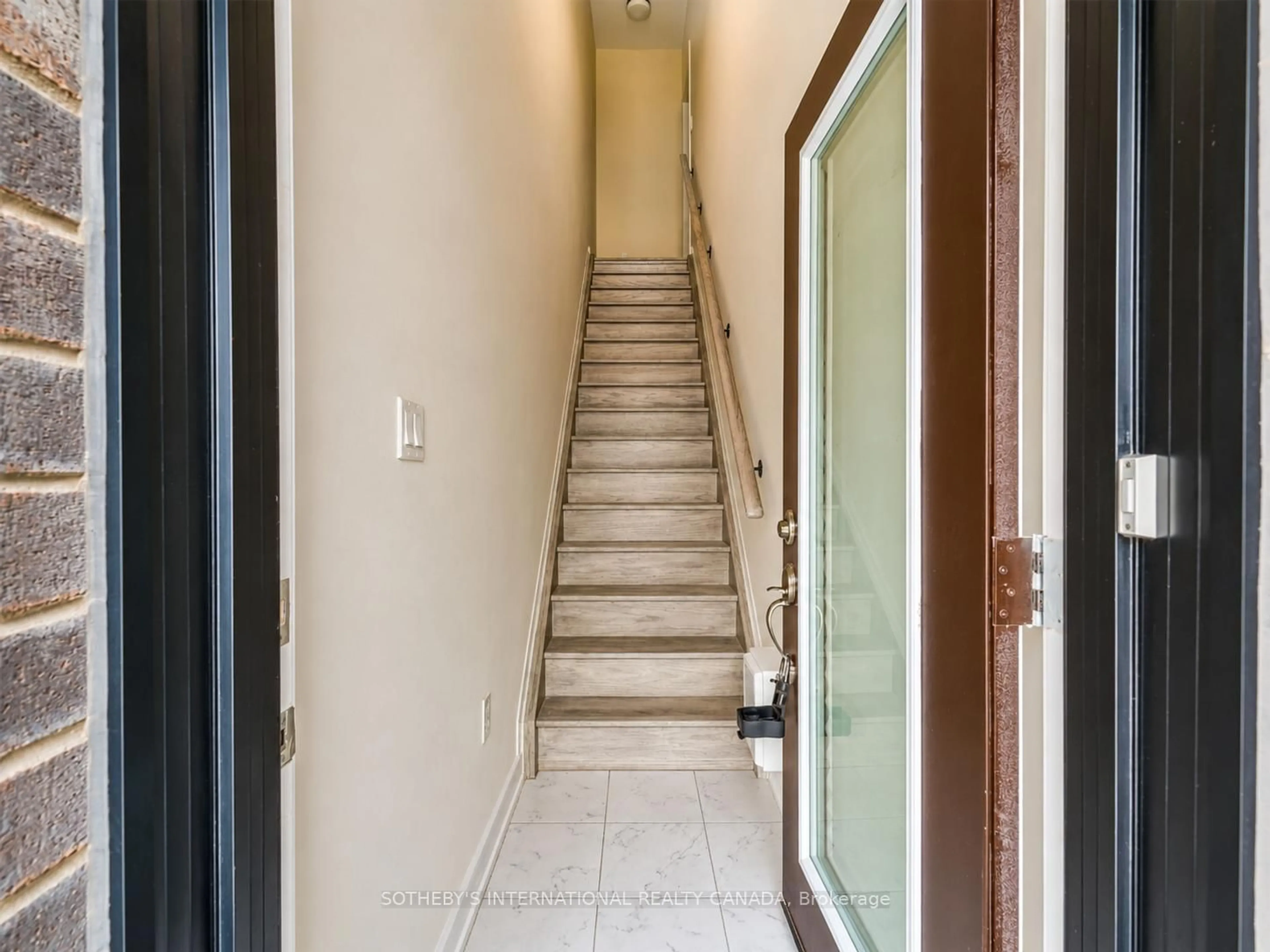 Indoor foyer for 2550 Castlegate Crossing #419, Pickering Ontario L1X 0H6