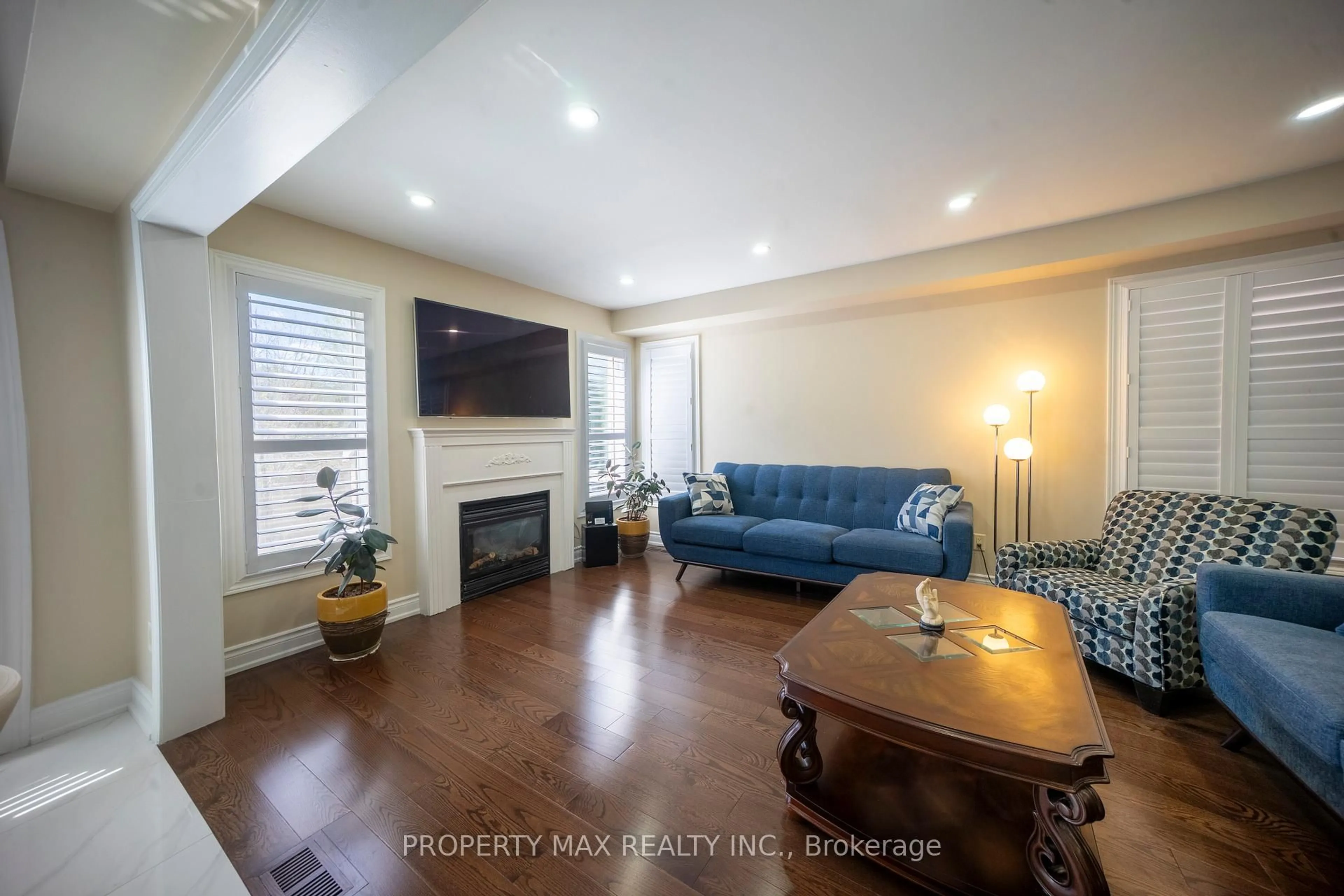 Living room with furniture, unknown for 29 Grackle Tr, Toronto Ontario M1X 2A4