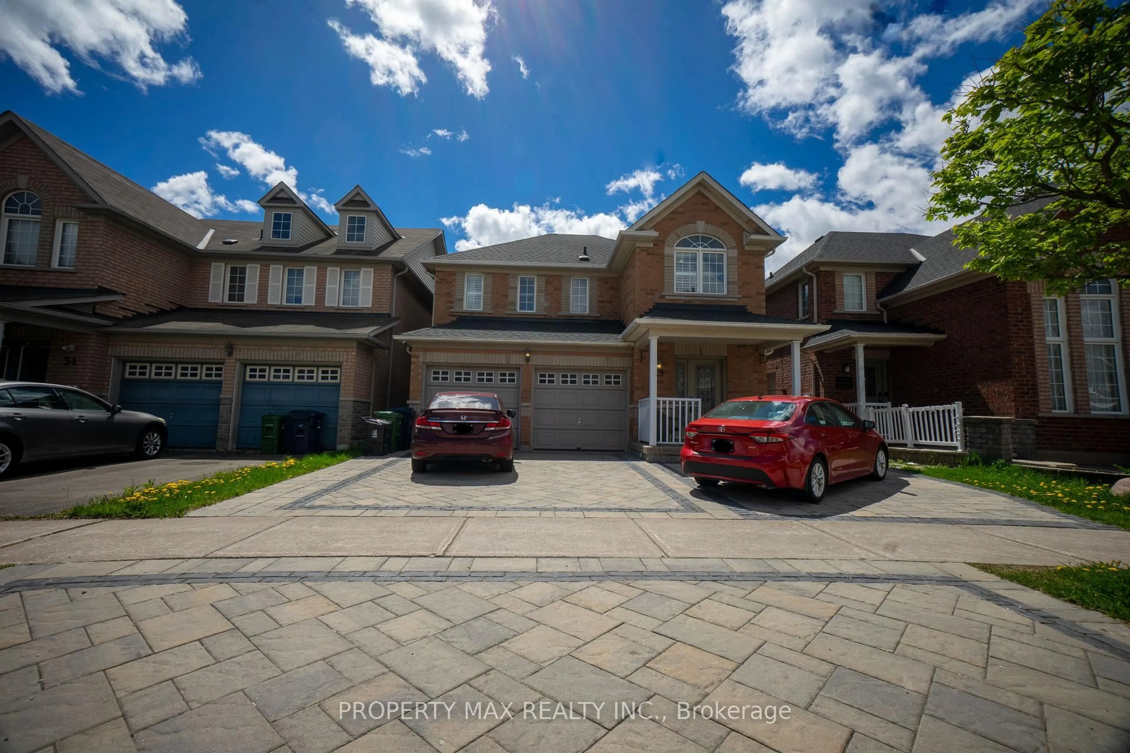 A pic from outside/outdoor area/front of a property/back of a property/a pic from drone, street for 29 Grackle Tr, Toronto Ontario M1X 2A4
