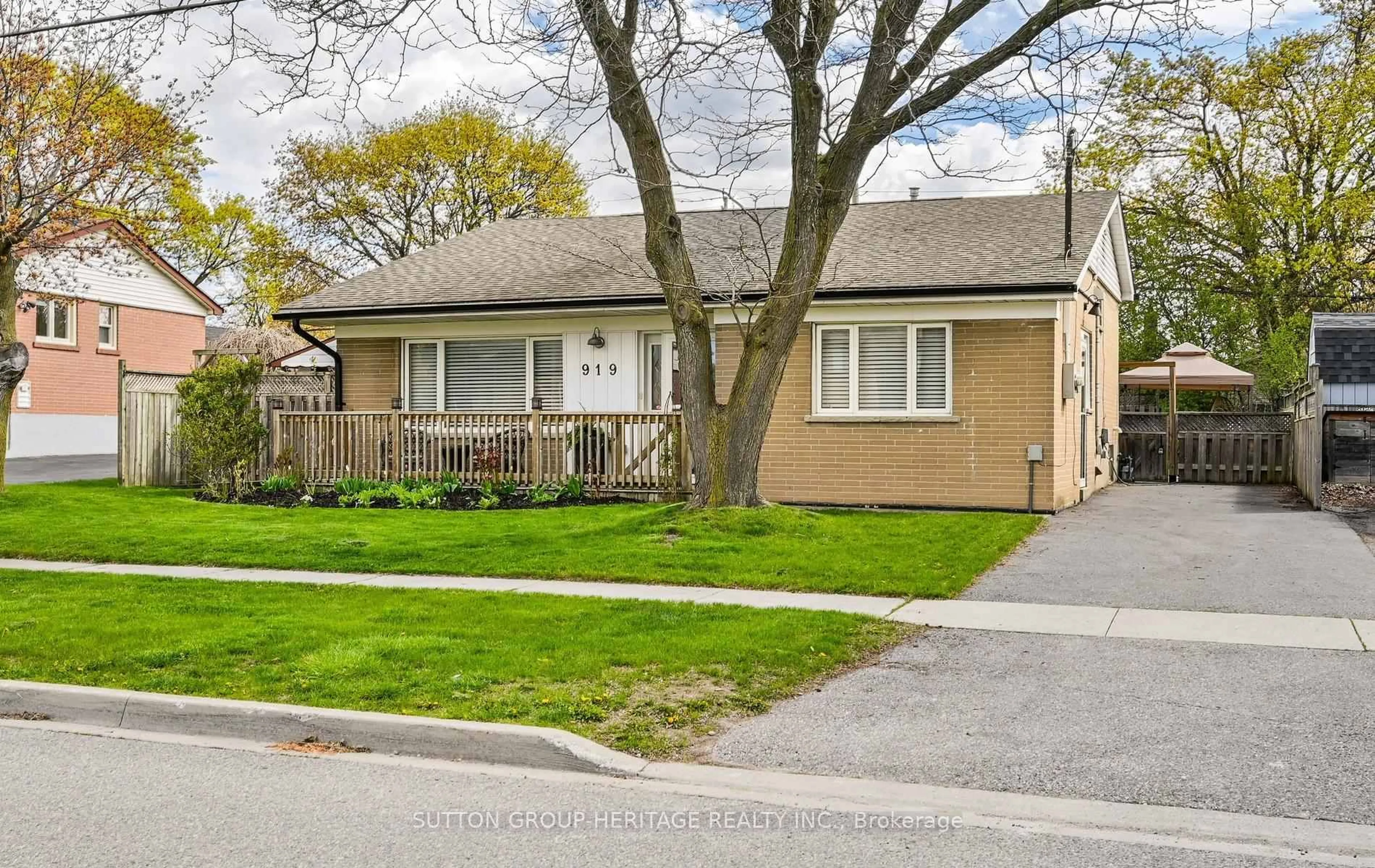 Home with vinyl exterior material, street for 919 Bayview Ave, Whitby Ontario L1N 1E2