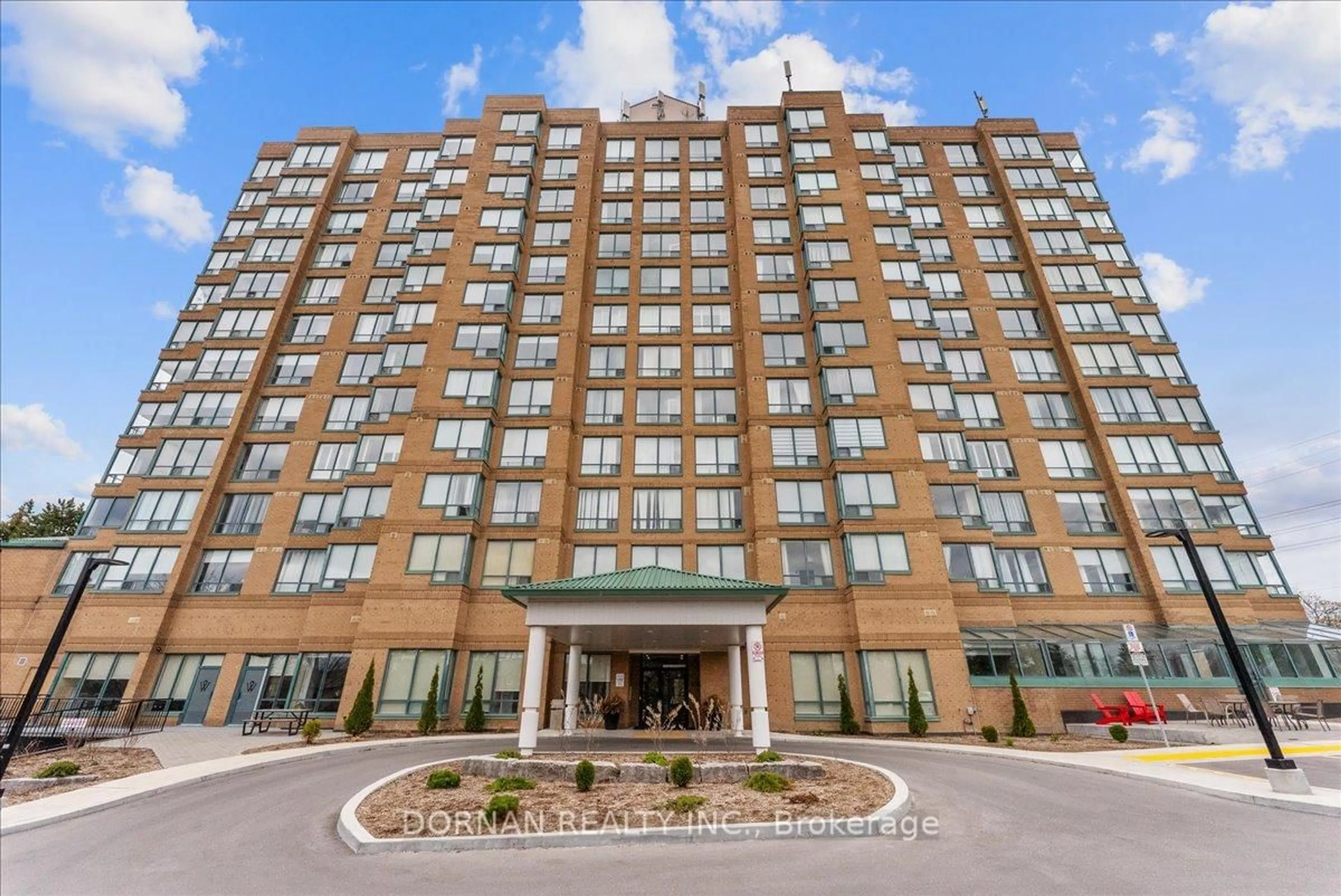 Indoor foyer for 711 Rossland Rd #1112, Whitby Ontario L1N 8Z1