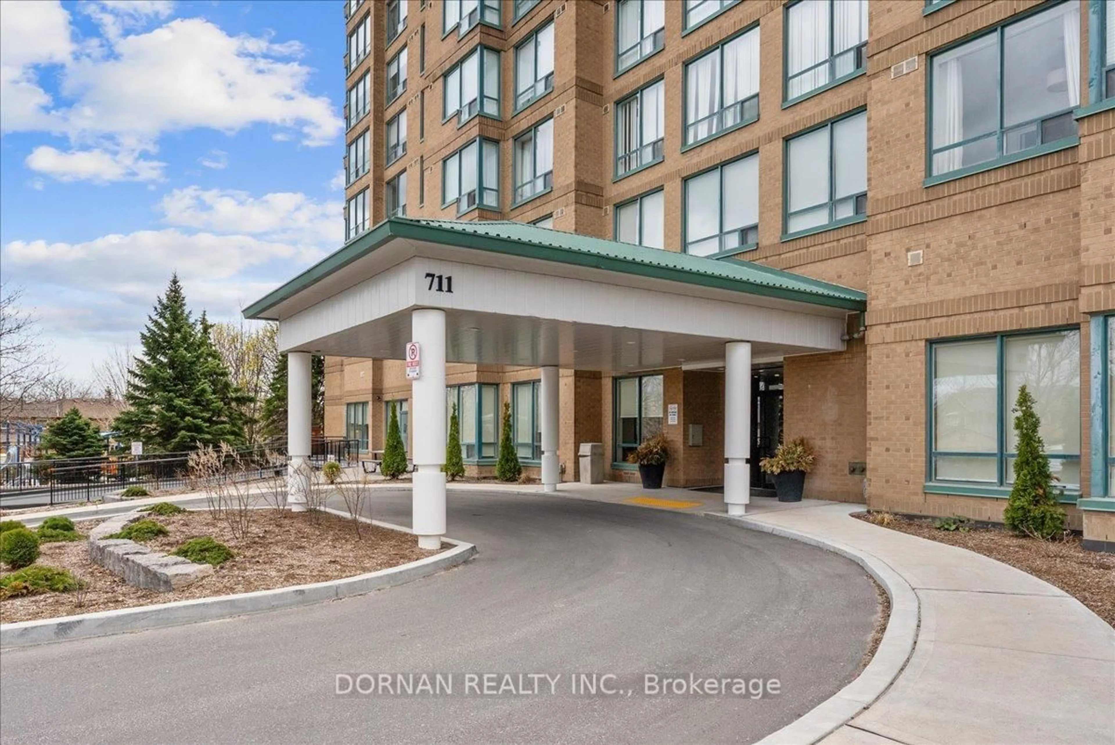 Indoor foyer for 711 Rossland Rd #1112, Whitby Ontario L1N 8Z1