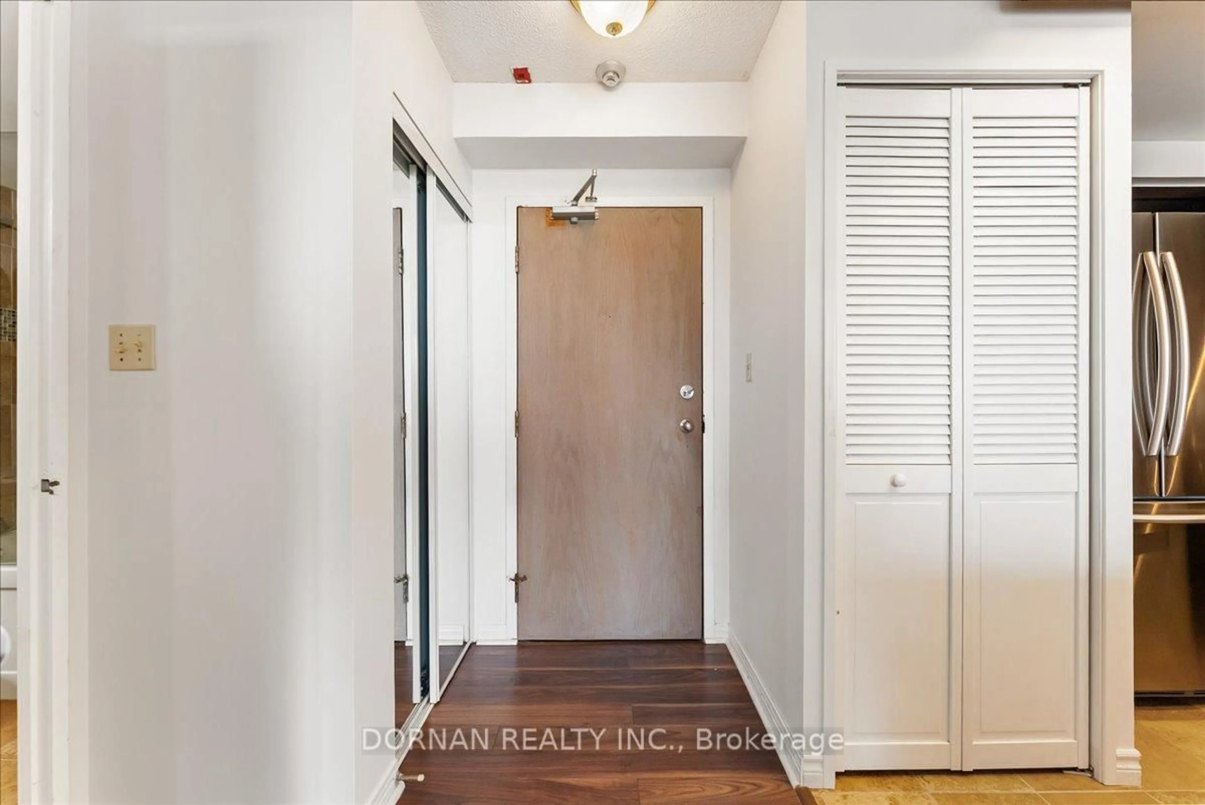 Indoor entryway for 711 Rossland Rd #1112, Whitby Ontario L1N 8Z1