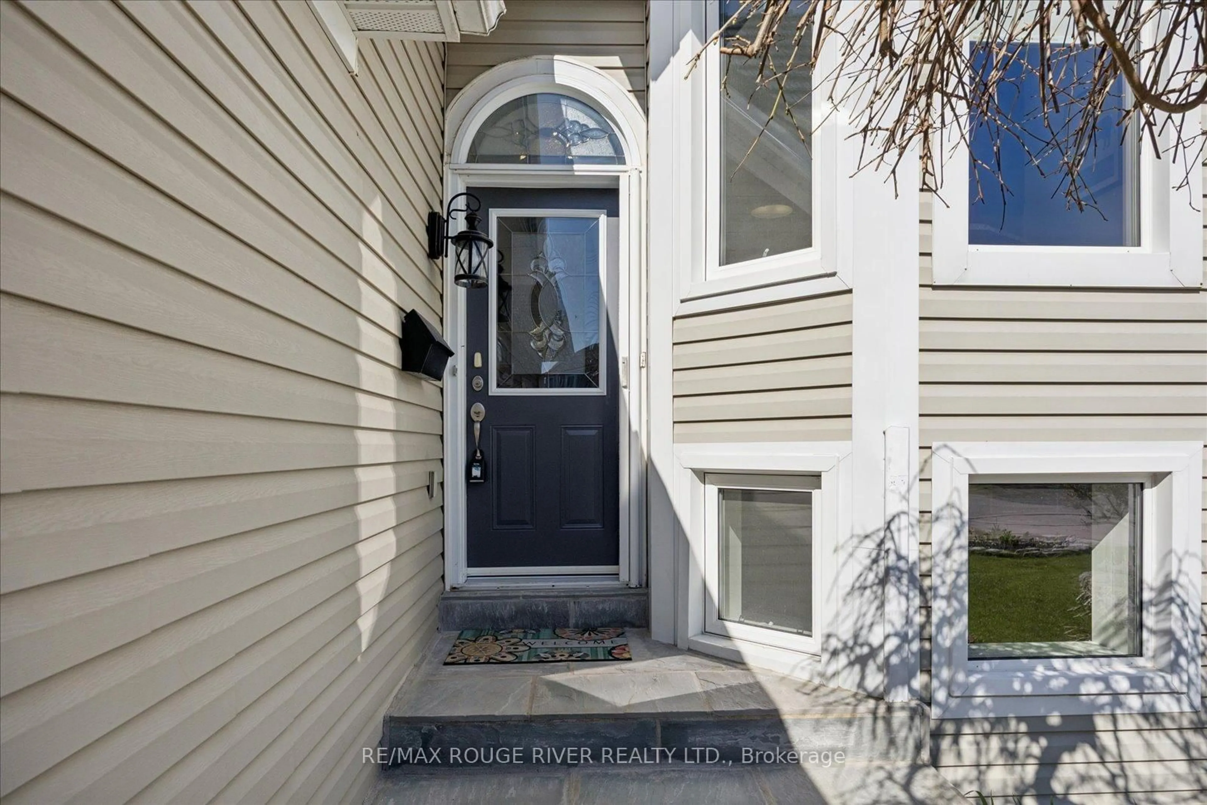 Indoor entryway for 8 Rosemarie Cres, Whitby Ontario L1M 1G6