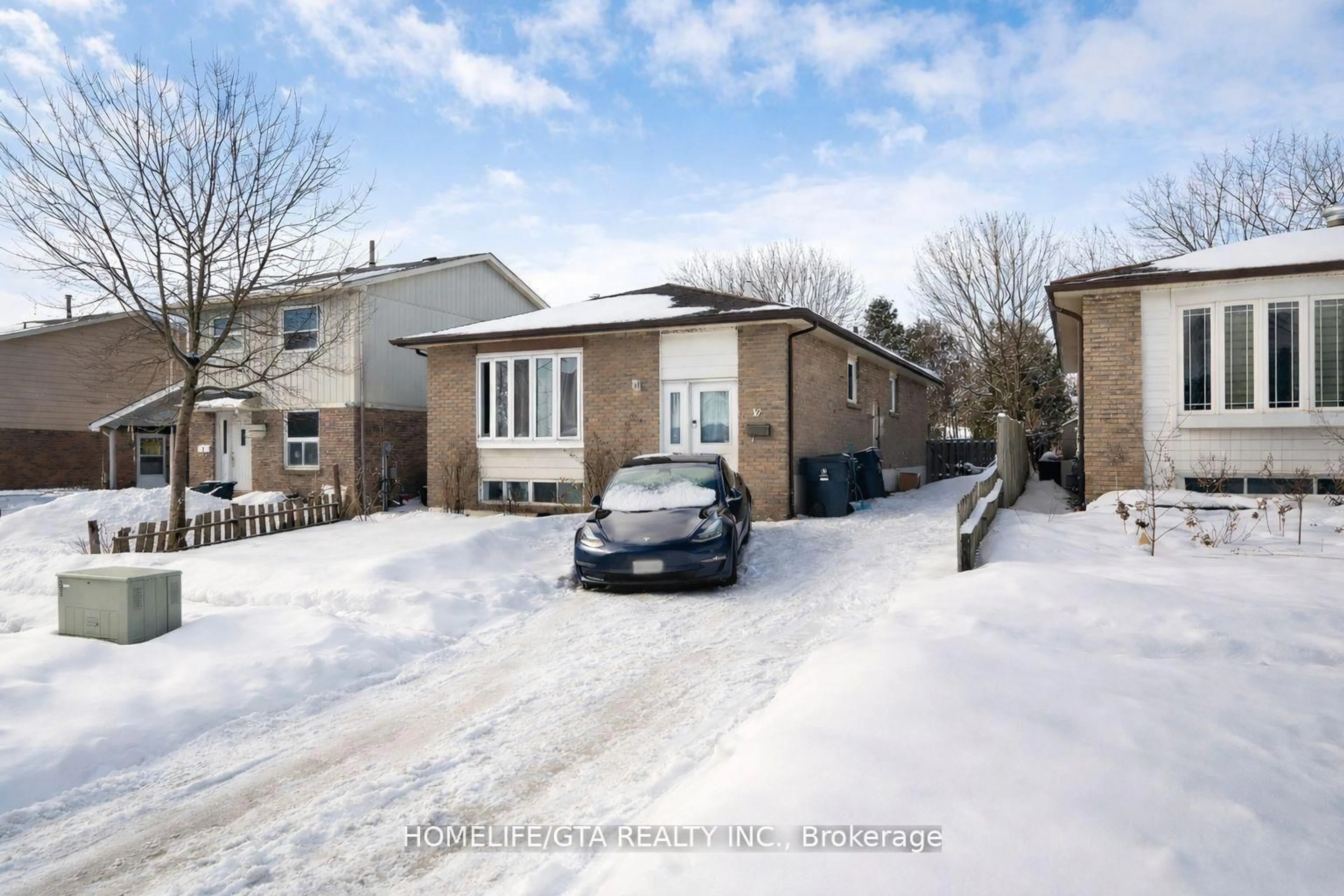 A pic from outside/outdoor area/front of a property/back of a property/a pic from drone, street for 10 Crow Tr, Toronto Ontario M1B 1X3