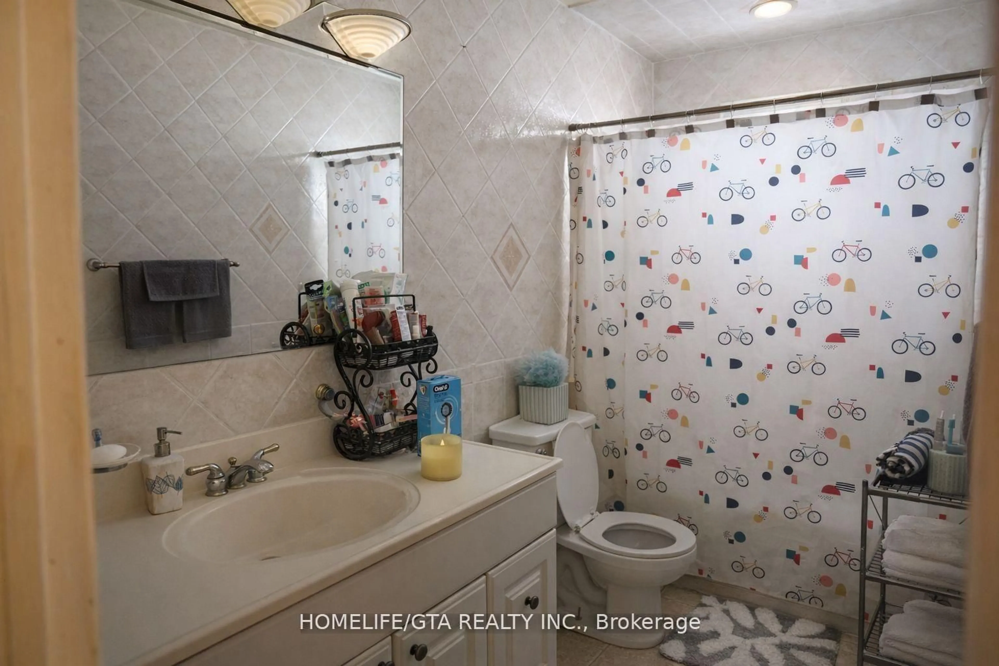 Standard bathroom, ceramic/tile floor for 10 Crow Tr, Toronto Ontario M1B 1X3