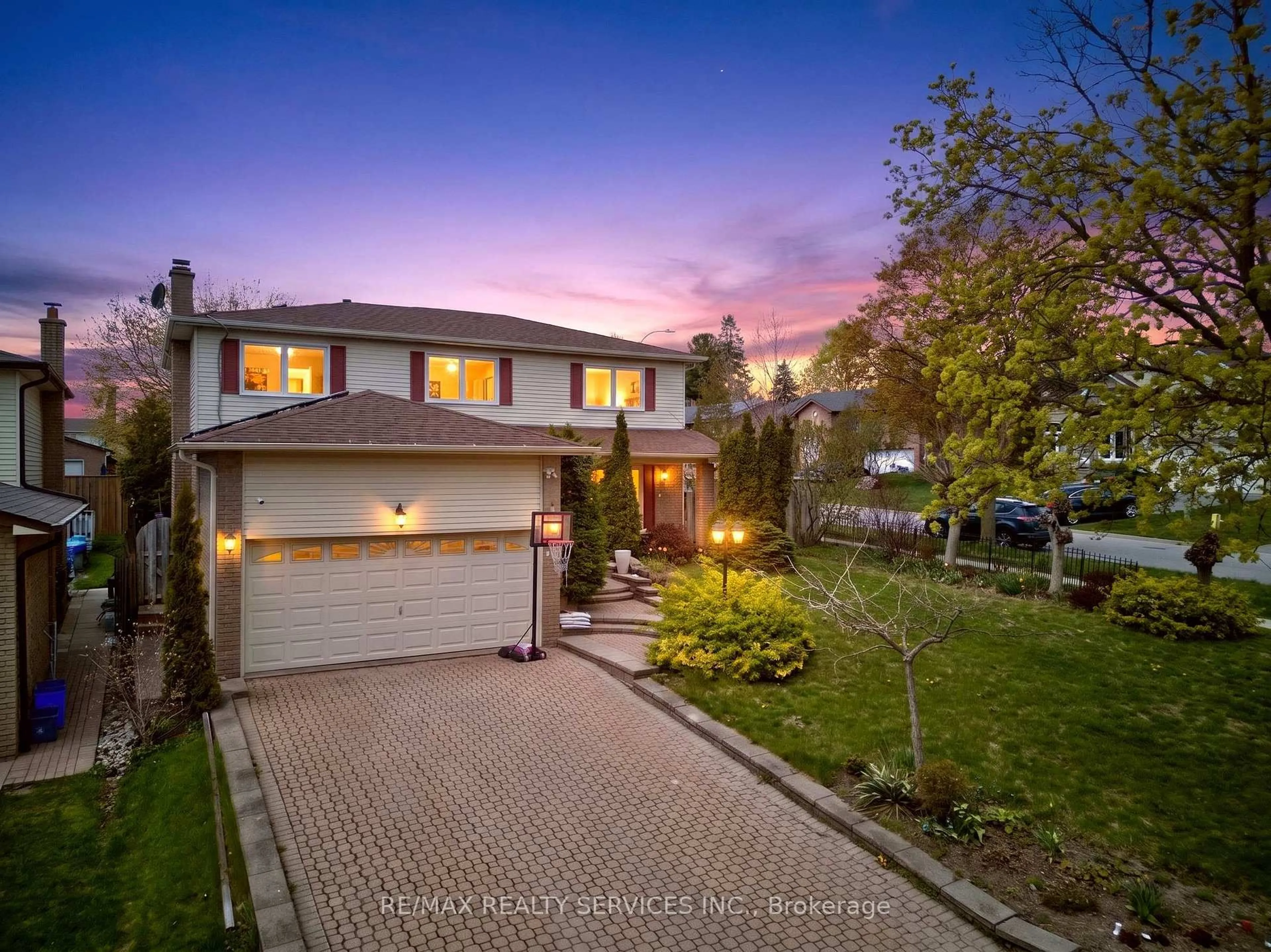 A pic from outside/outdoor area/front of a property/back of a property/a pic from drone, street for 2 Dunbar Dr, Whitby Ontario L1N 6R7