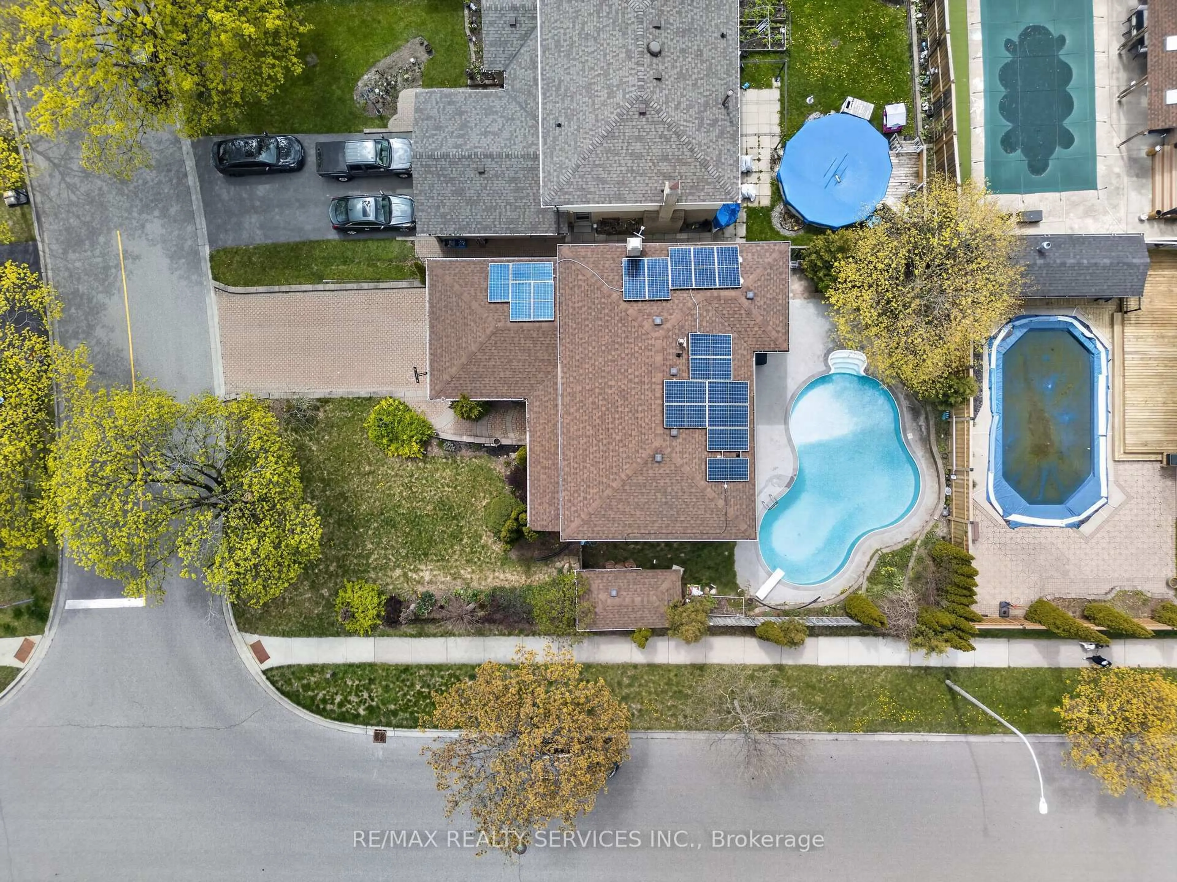 A pic from outside/outdoor area/front of a property/back of a property/a pic from drone, unknown for 2 Dunbar Dr, Whitby Ontario L1N 6R7