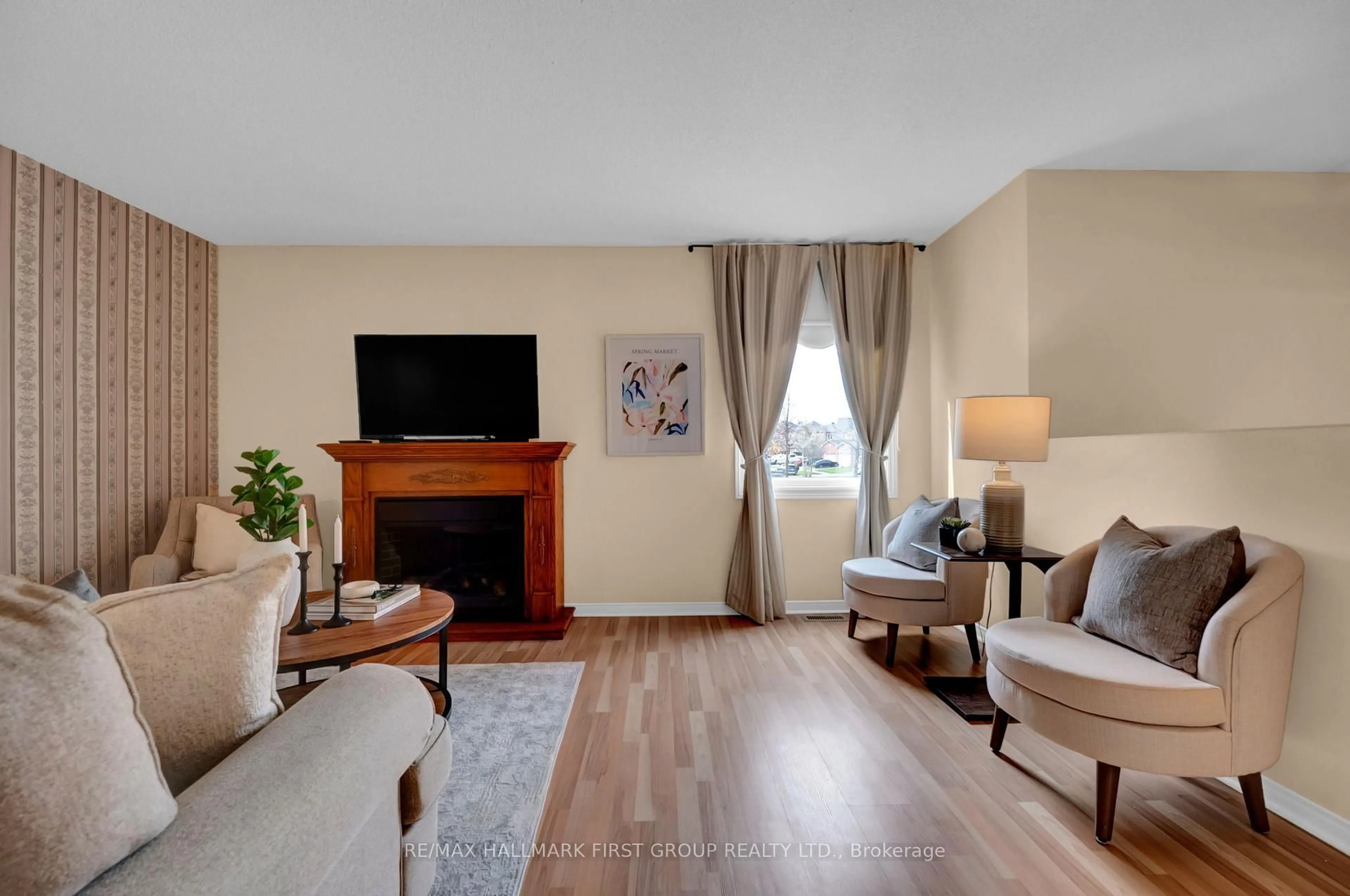 Living room with furniture, wood/laminate floor for 21 Abernethy Cres, Clarington Ontario L1C 4Z1