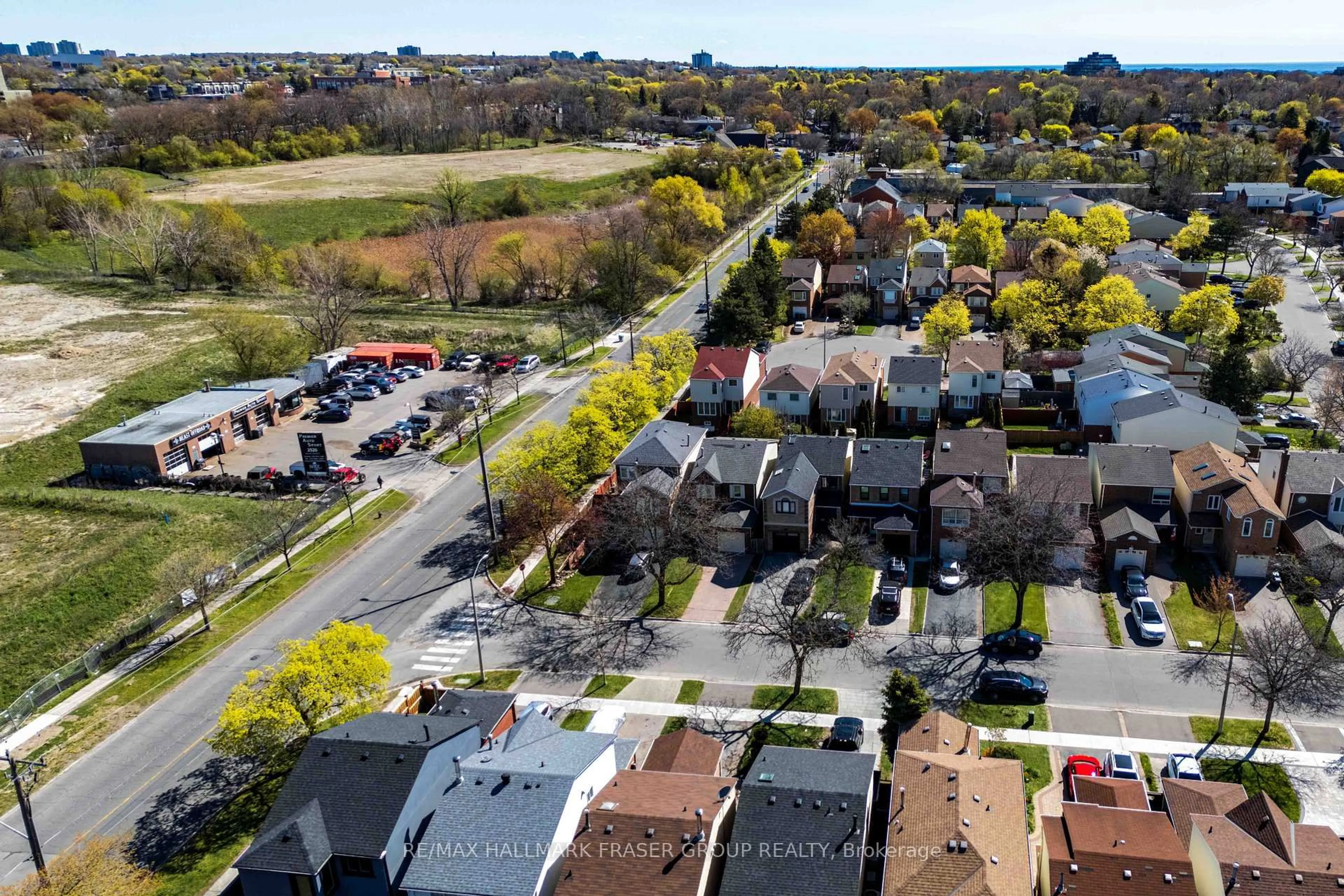 A pic from outside/outdoor area/front of a property/back of a property/a pic from drone, street for 4 Coalport Dr, Toronto Ontario M1N 4B6