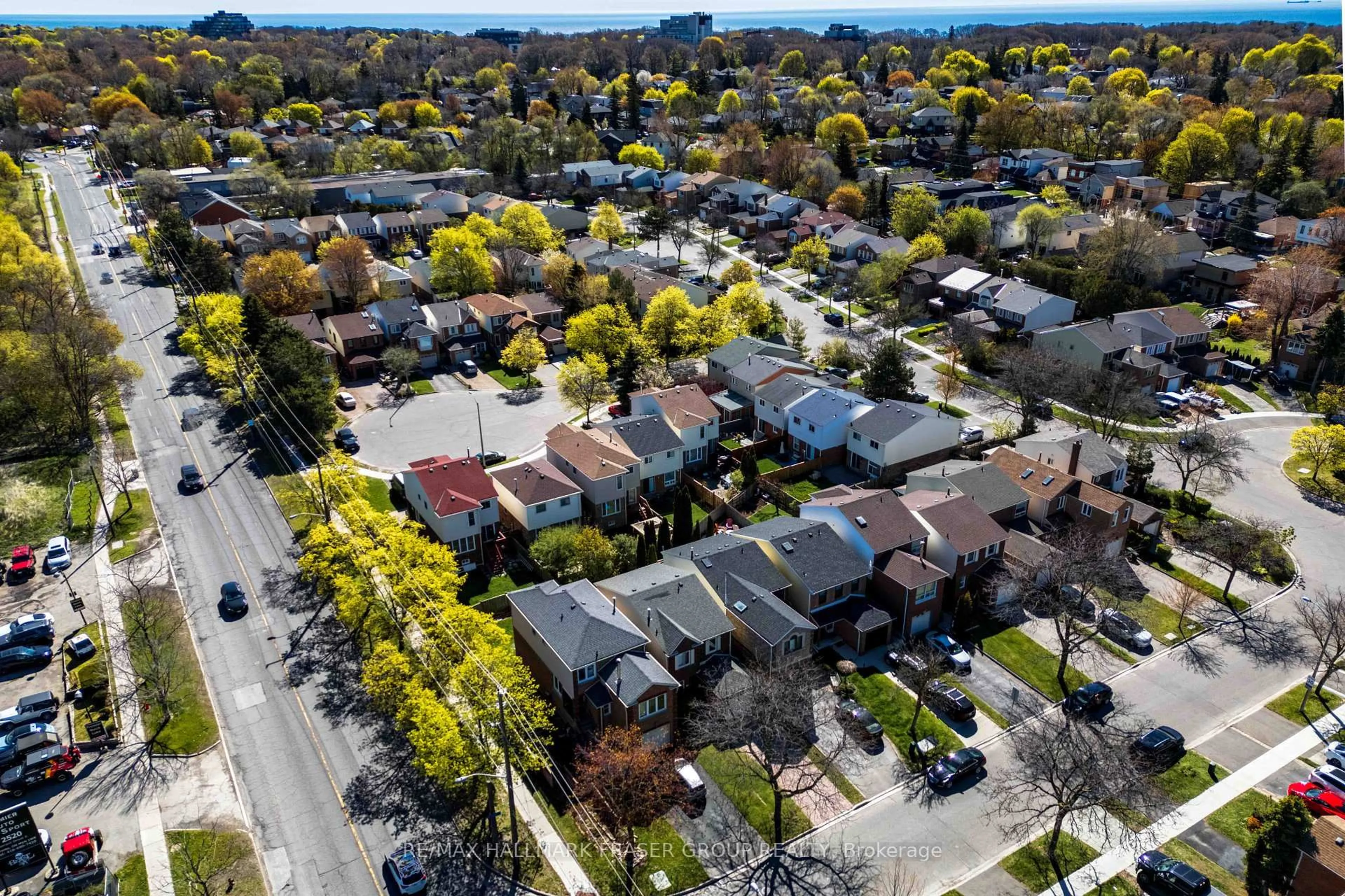 A pic from outside/outdoor area/front of a property/back of a property/a pic from drone, street for 4 Coalport Dr, Toronto Ontario M1N 4B6