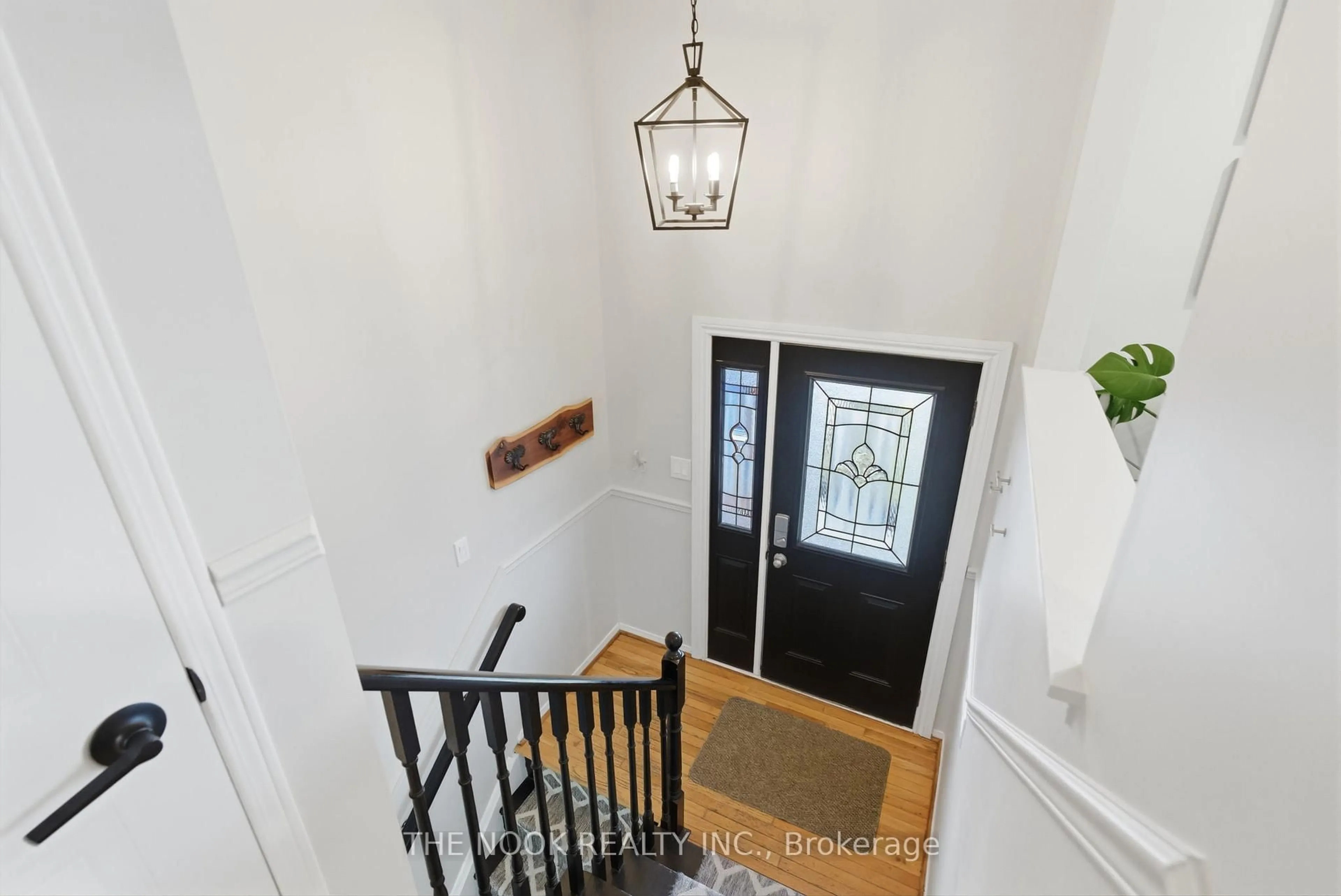 Indoor entryway for 81 Carnegie St, Scugog Ontario L9L 1H2