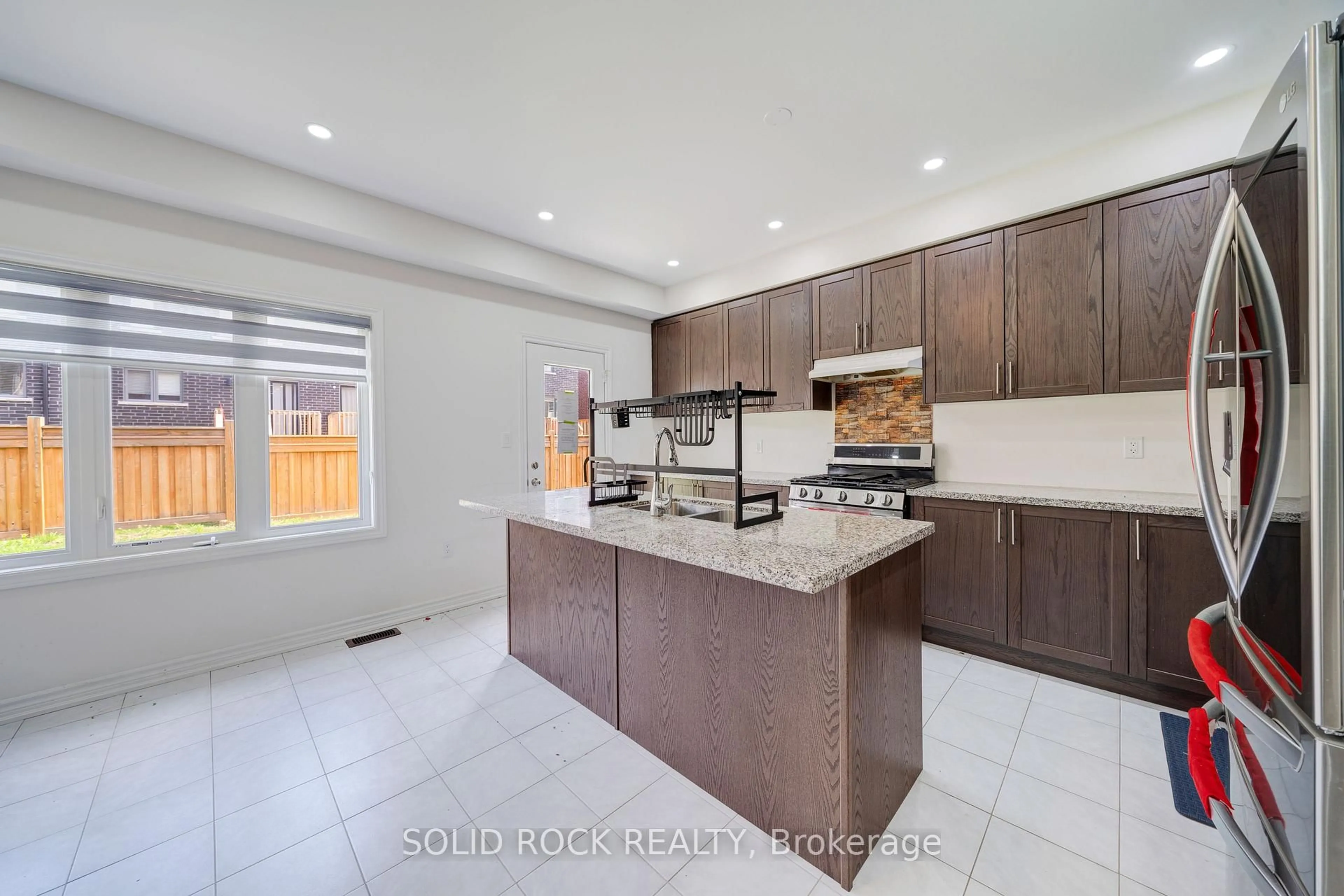 Open concept kitchen, ceramic/tile floor for 225 Fleetwood Dr, Oshawa Ontario L1T 3E7