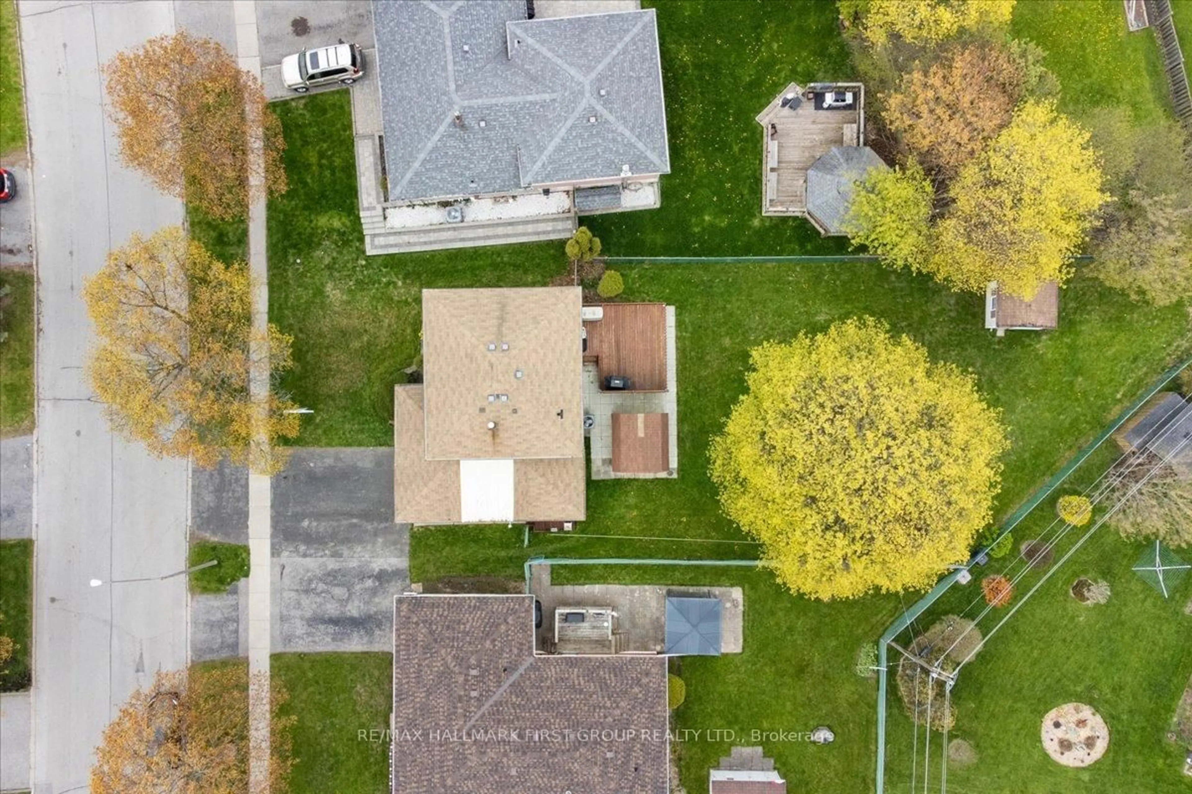 A pic from outside/outdoor area/front of a property/back of a property/a pic from drone, street for 26 Harland Cres, Ajax Ontario L1S 1J9