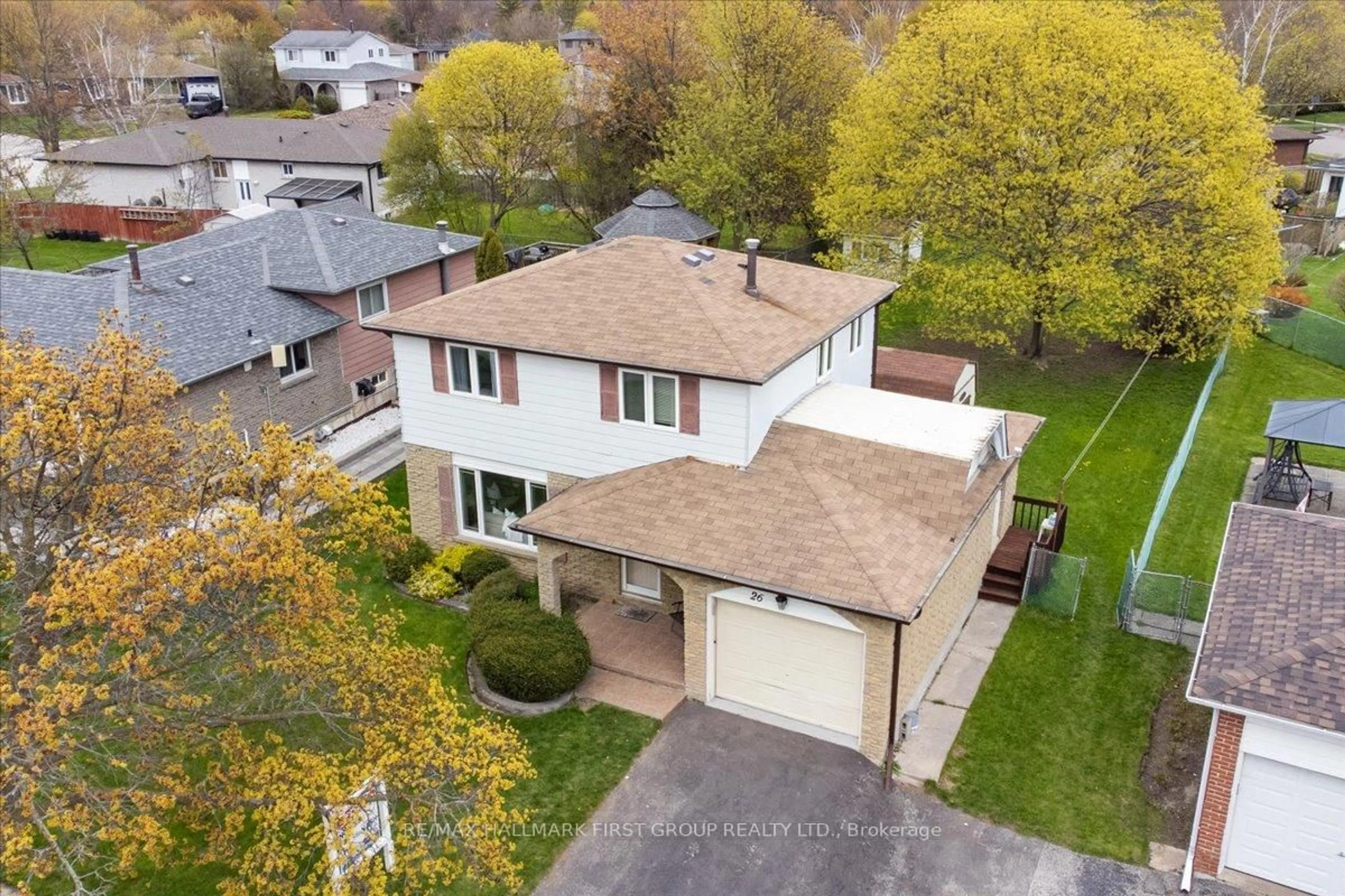 A pic from outside/outdoor area/front of a property/back of a property/a pic from drone, street for 26 Harland Cres, Ajax Ontario L1S 1J9