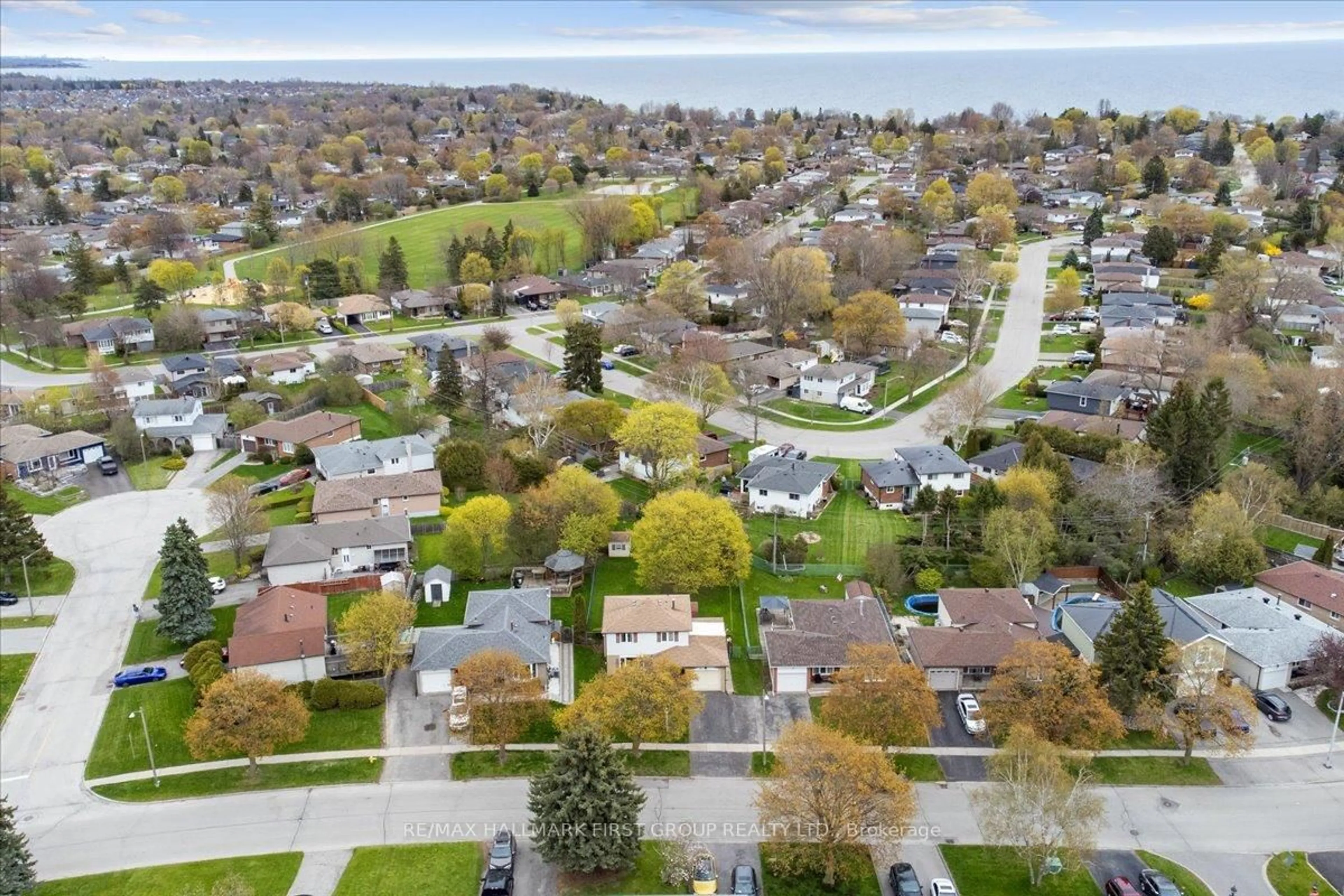 A pic from outside/outdoor area/front of a property/back of a property/a pic from drone, street for 26 Harland Cres, Ajax Ontario L1S 1J9
