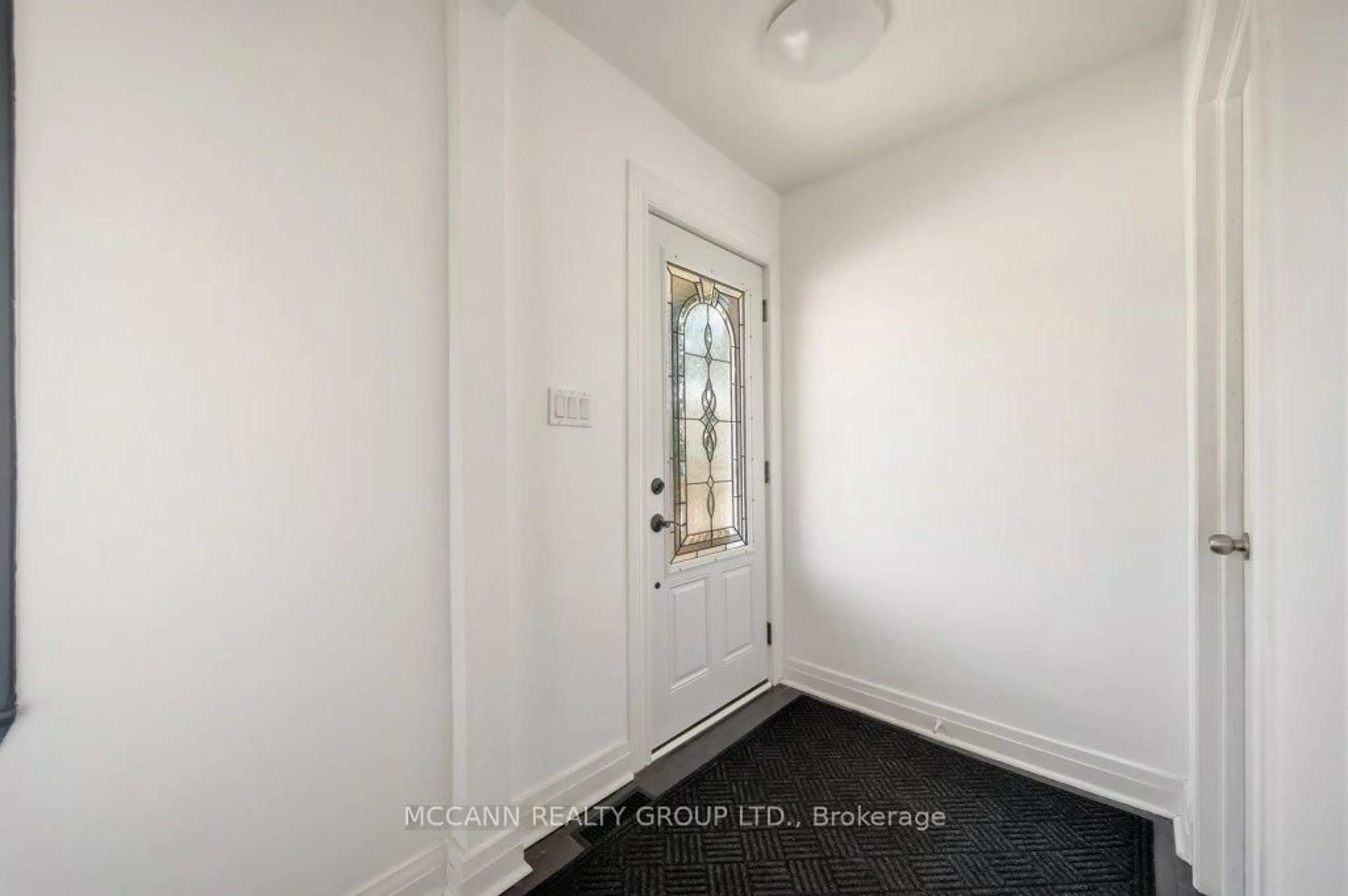 Indoor entryway for 124 Scarboro Cres, Toronto Ontario M1M 2J4