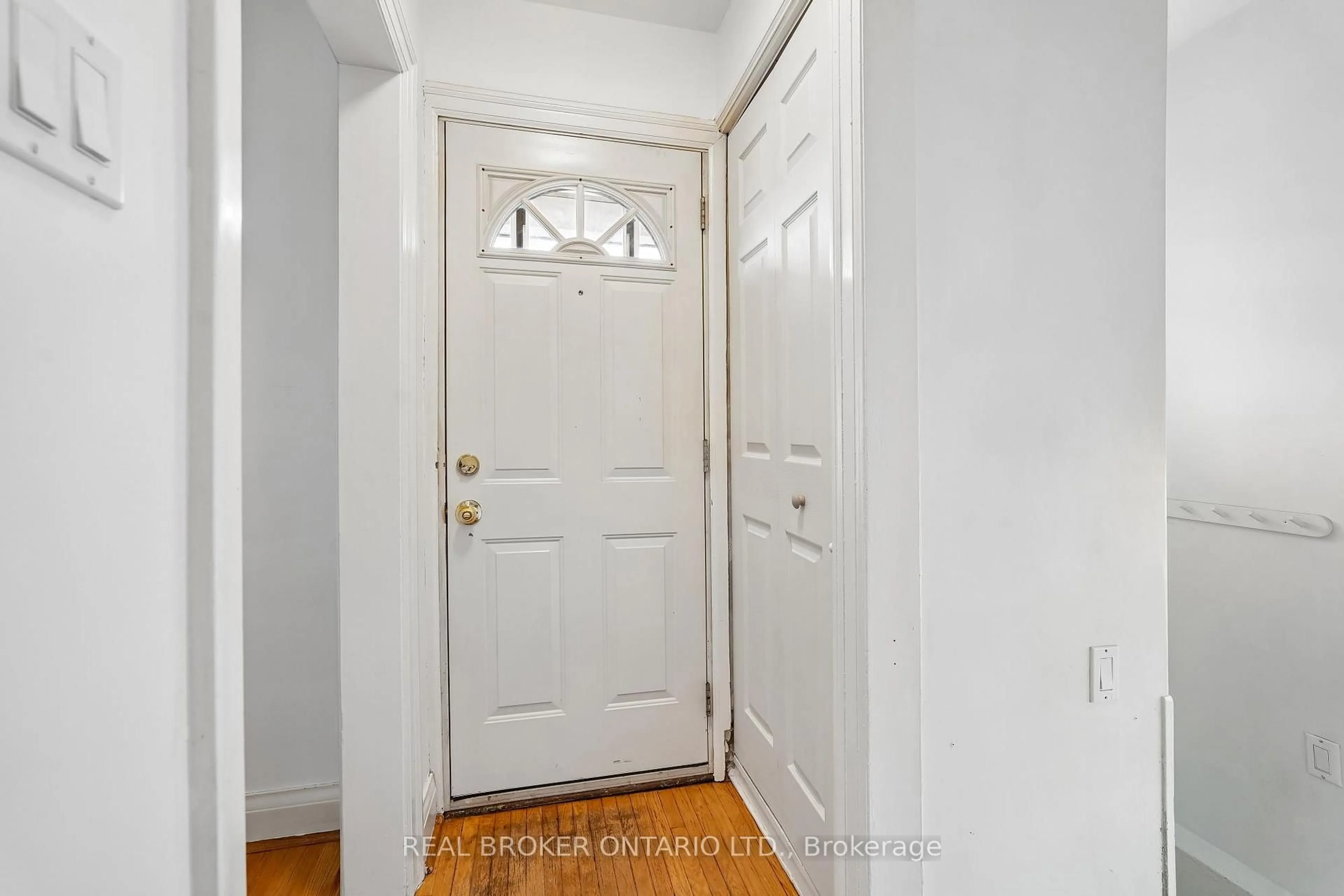 Indoor entryway for 14 Plains Rd, Toronto Ontario M4J 2R1