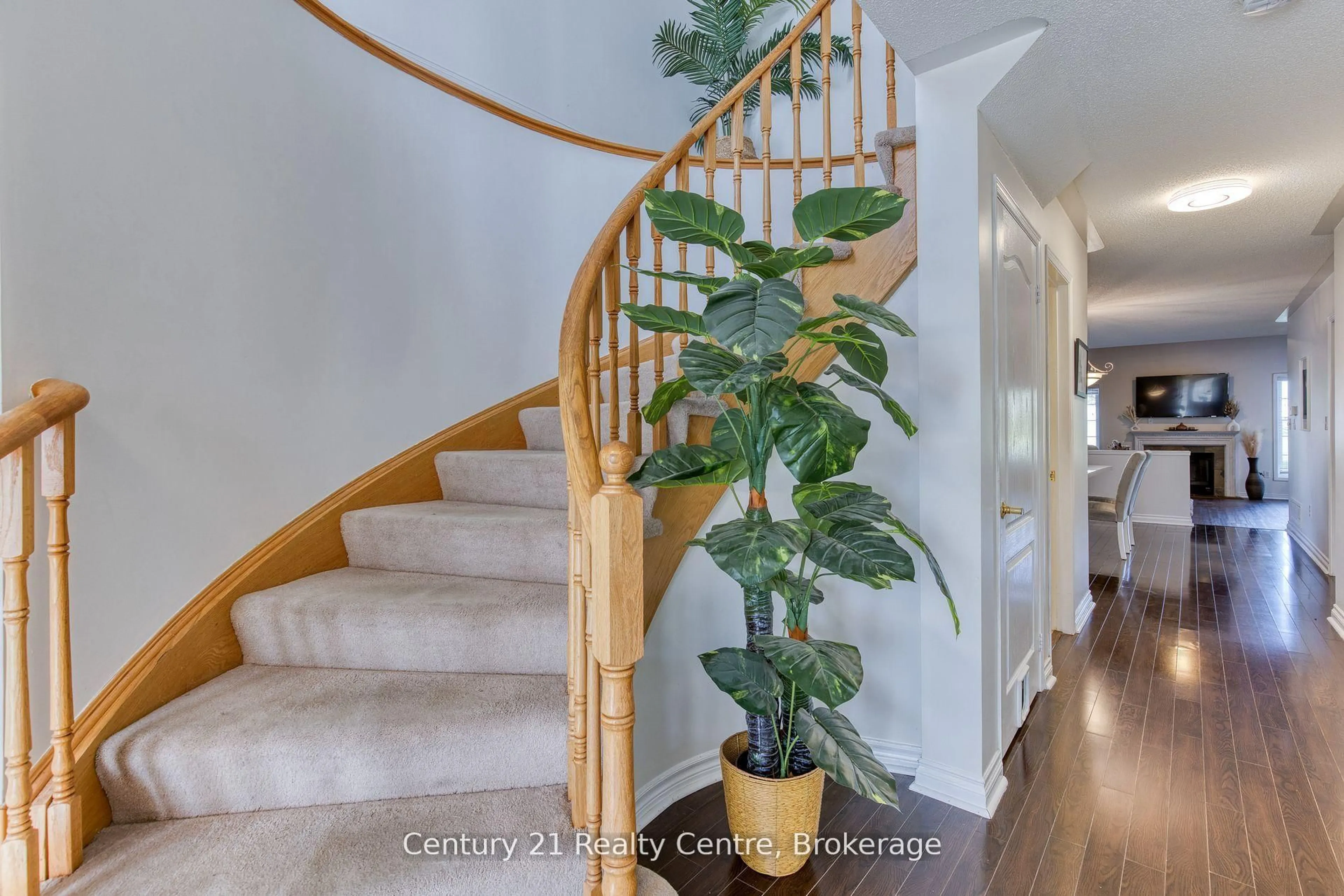 Indoor entryway for 45 Hatch St, Whitby Ontario L1M 2H9