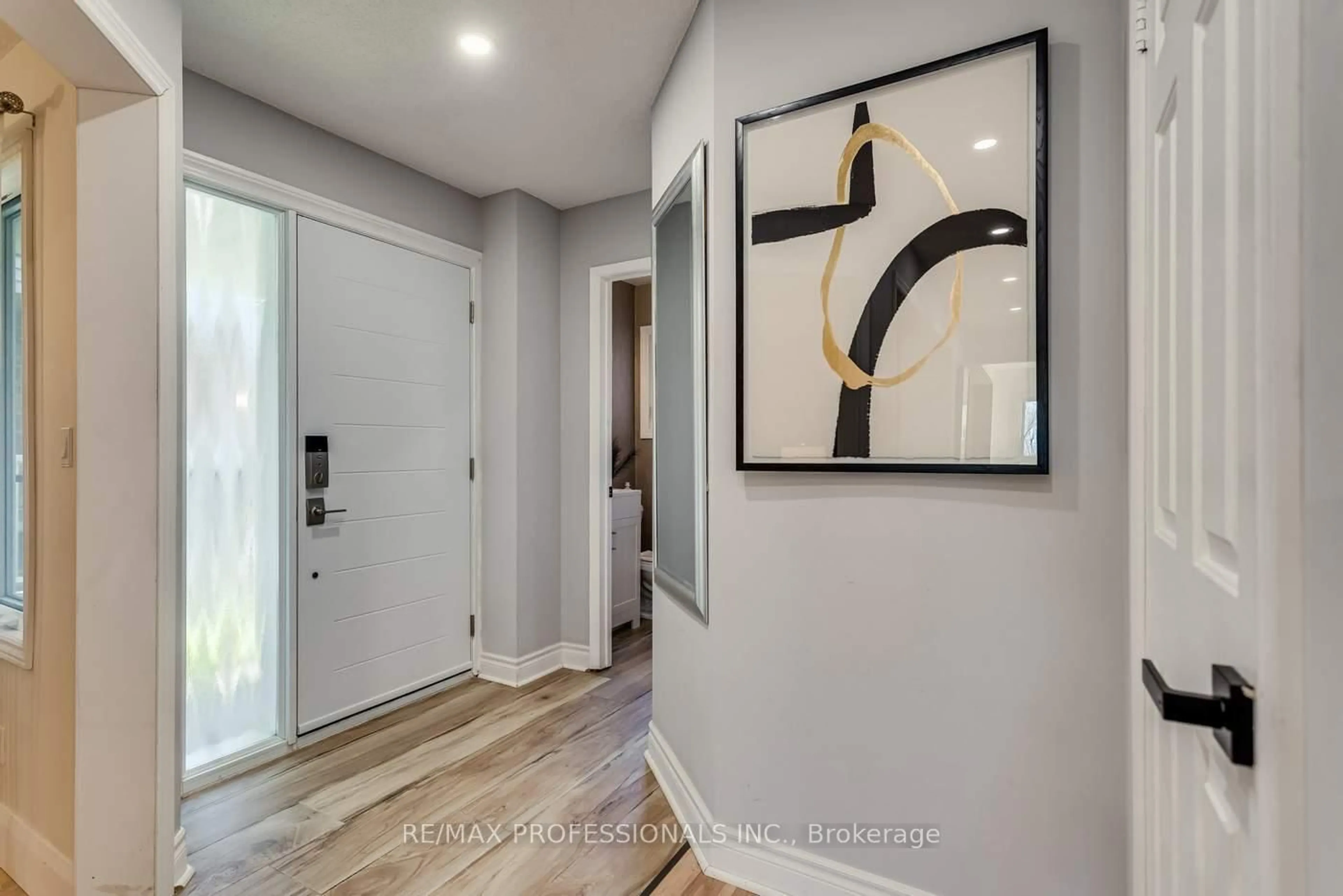 Indoor entryway for 32 Heaver Dr, Whitby Ontario L1N 8X2