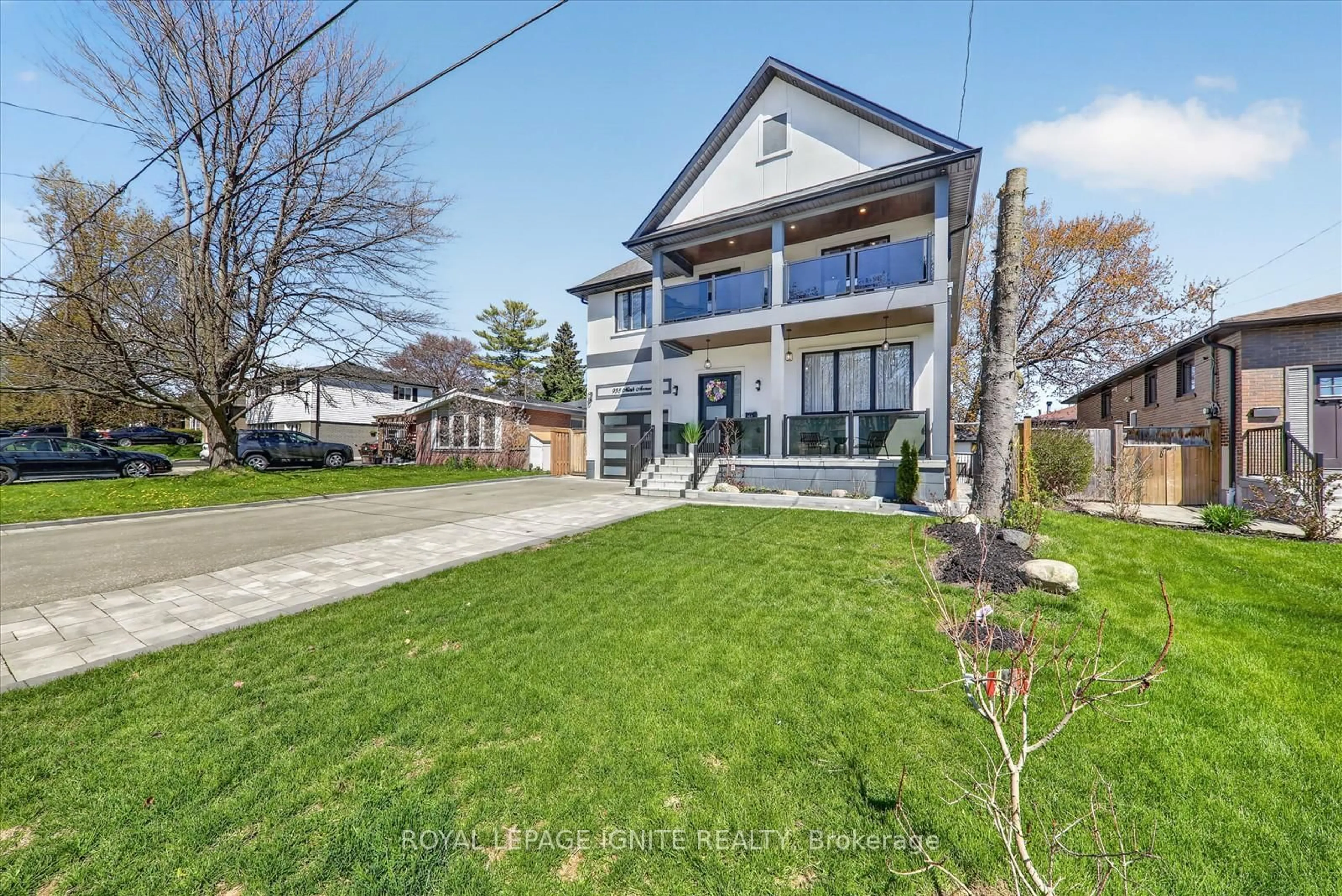 A pic from outside/outdoor area/front of a property/back of a property/a pic from drone, street for 958 Mink St, Pickering Ontario L1W 2G5