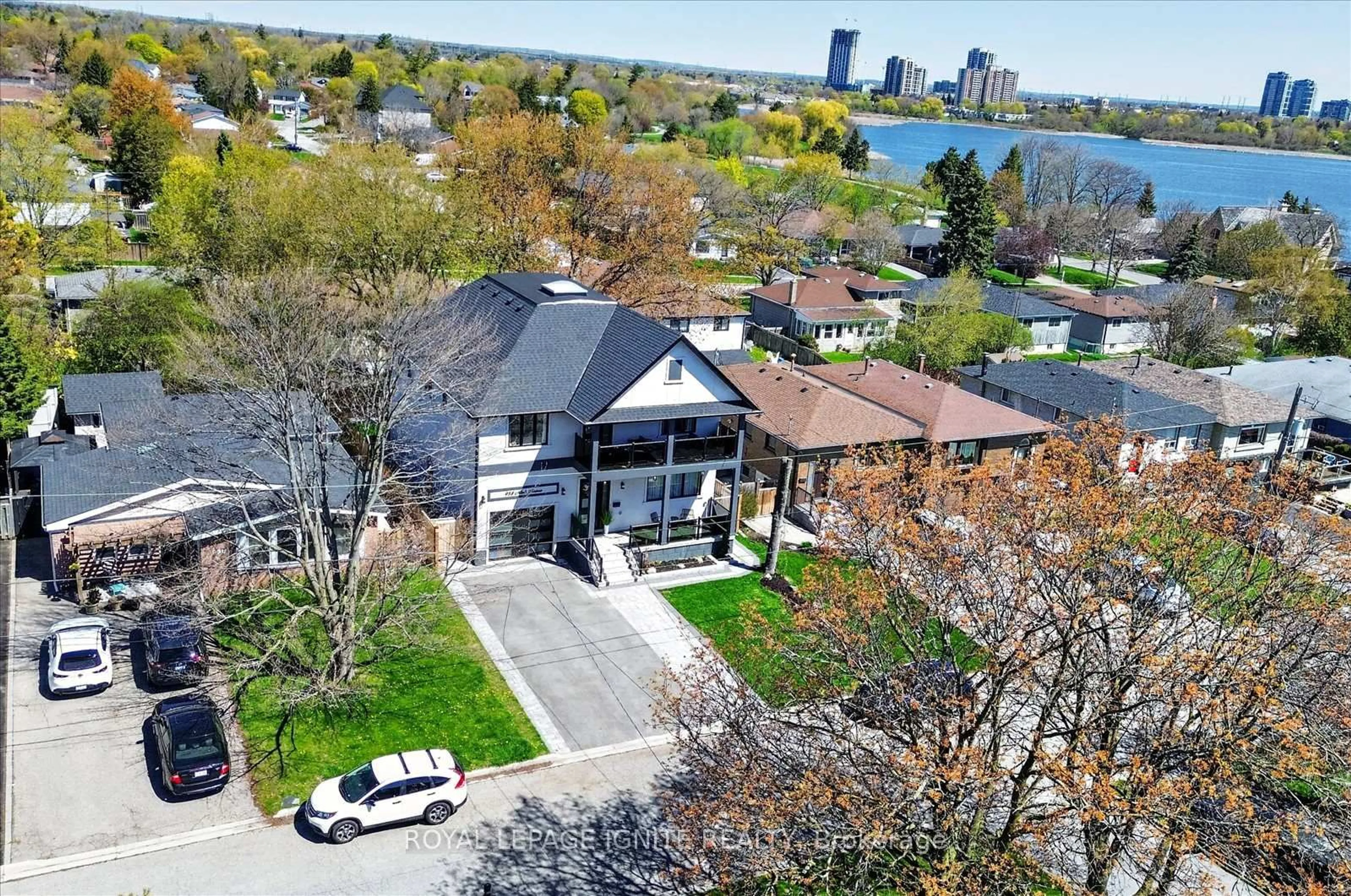 A pic from outside/outdoor area/front of a property/back of a property/a pic from drone, water/lake/river/ocean view for 958 Mink St, Pickering Ontario L1W 2G5