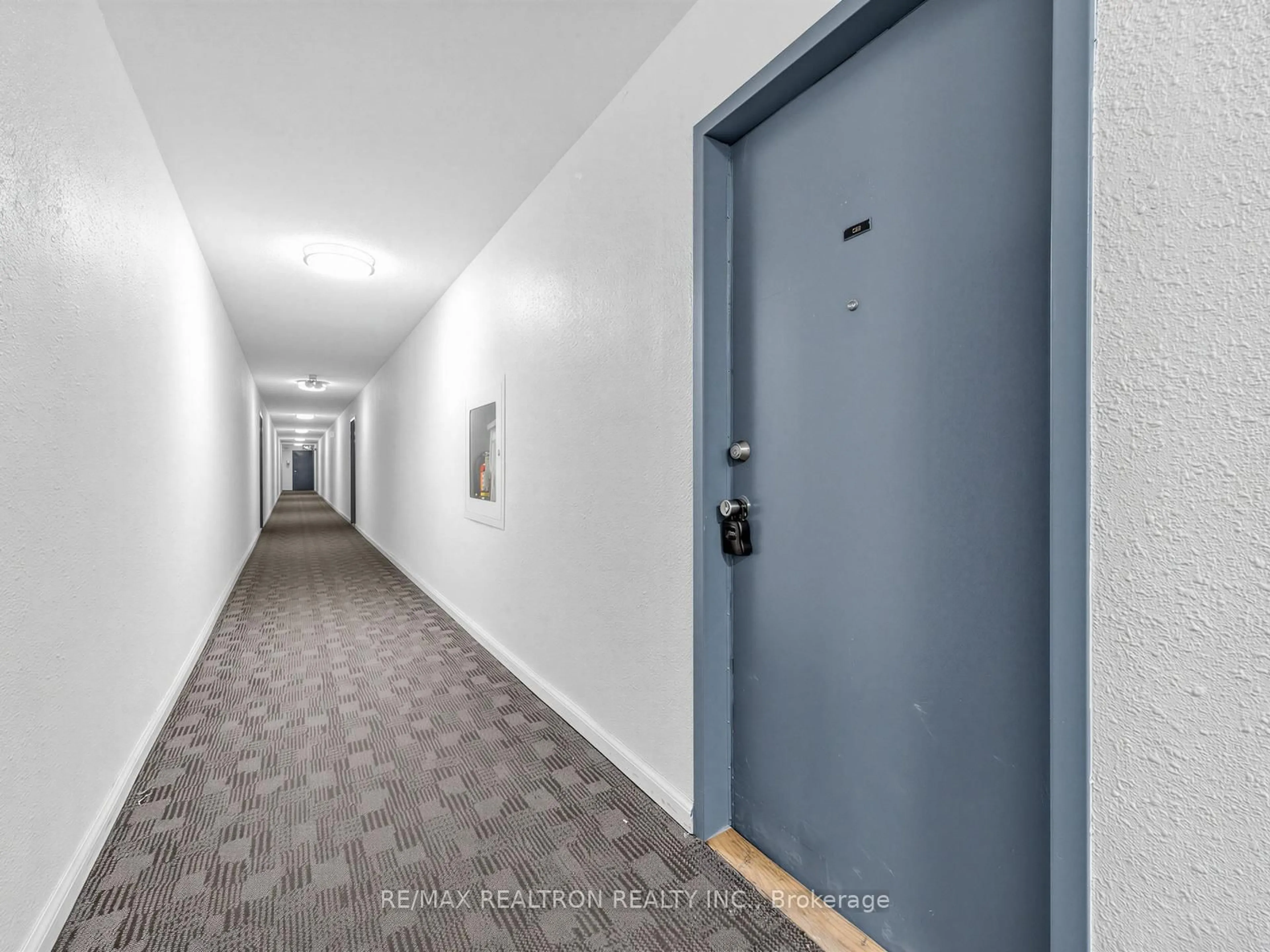 Indoor foyer for 180 Markham Rd #501, Toronto Ontario M1M 2Z9