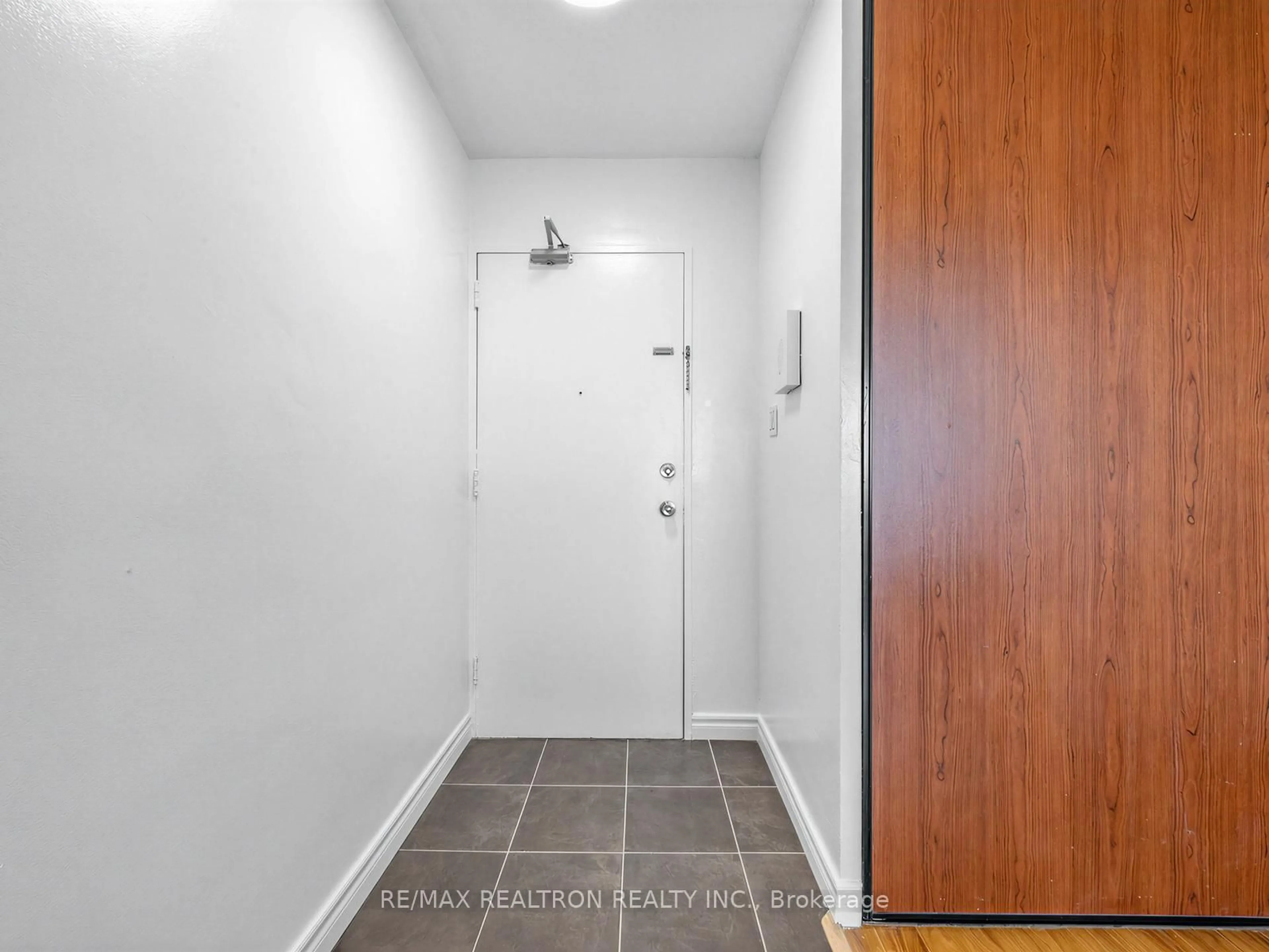 Indoor entryway for 180 Markham Rd #501, Toronto Ontario M1M 2Z9