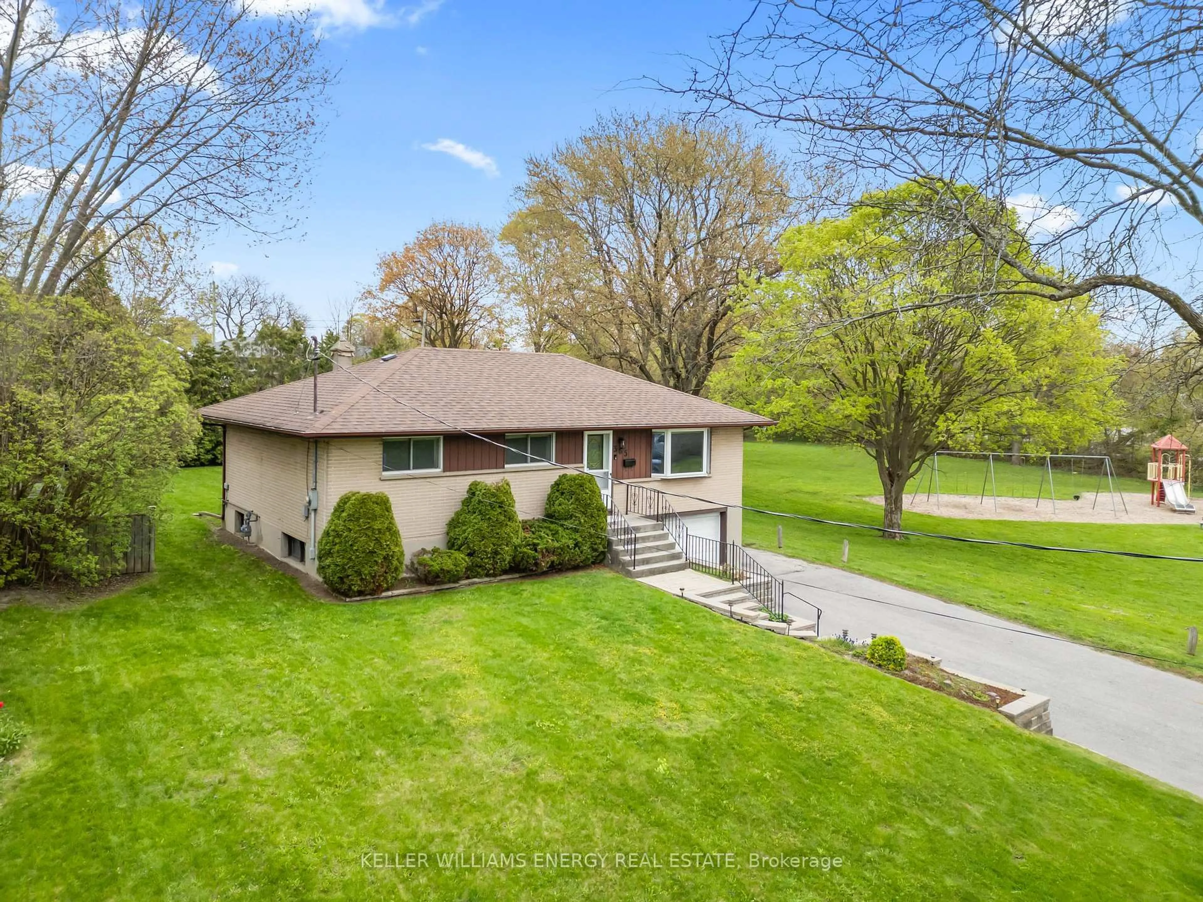 A pic from outside/outdoor area/front of a property/back of a property/a pic from drone, water/lake/river/ocean view for 365 Humewood Ave, Oshawa Ontario L1G 2T6