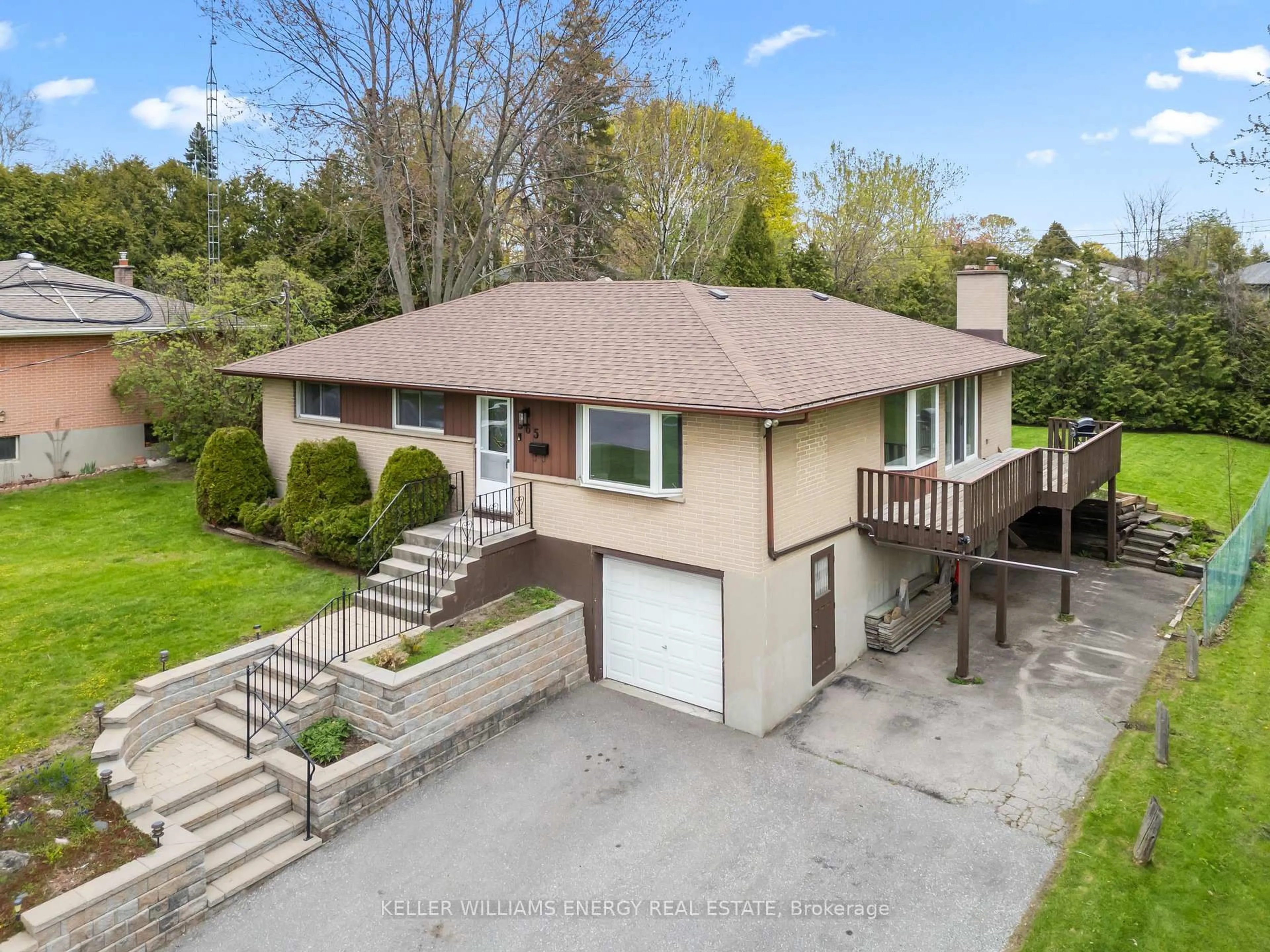 A pic from outside/outdoor area/front of a property/back of a property/a pic from drone, street for 365 Humewood Ave, Oshawa Ontario L1G 2T6