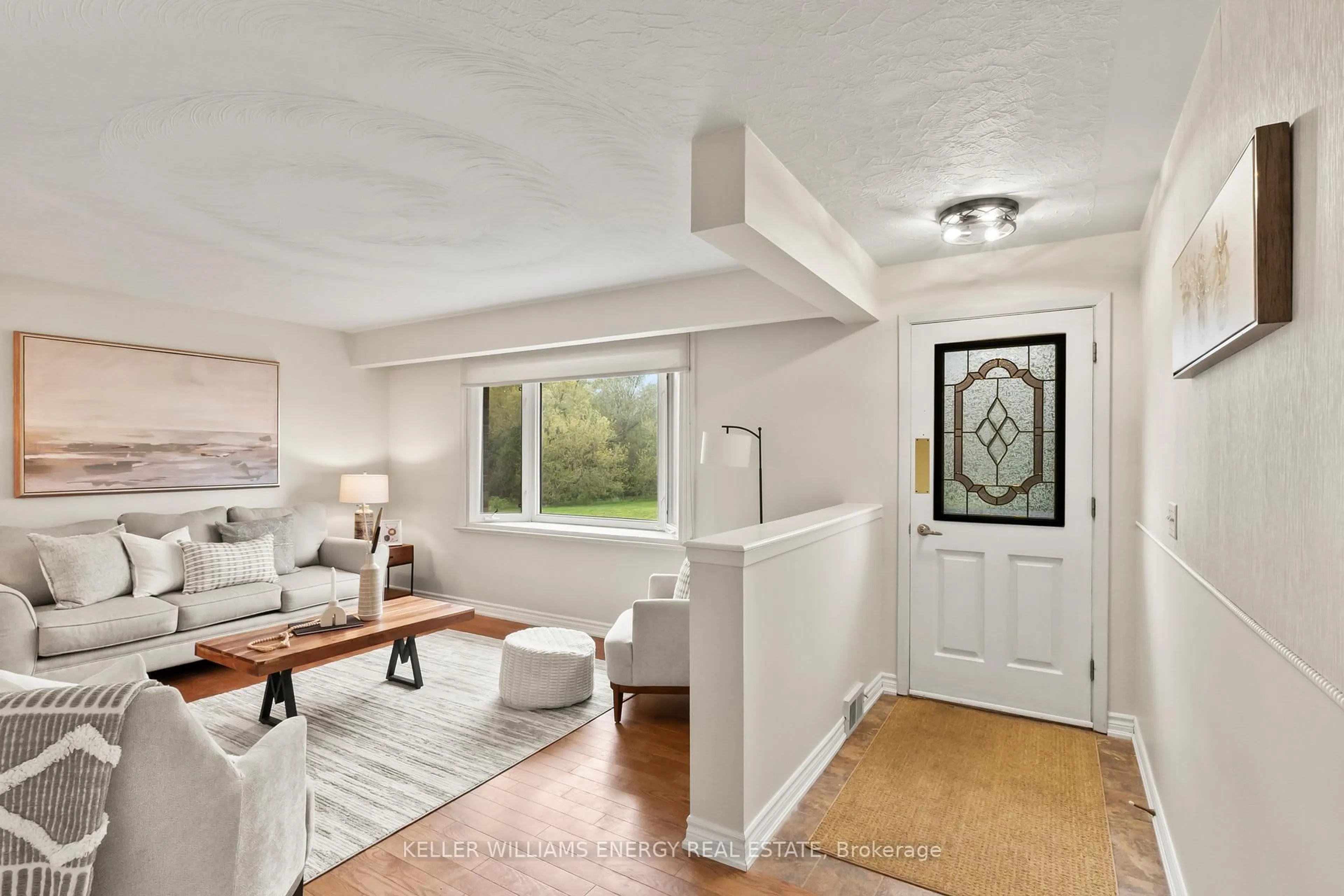 Indoor entryway for 365 Humewood Ave, Oshawa Ontario L1G 2T6