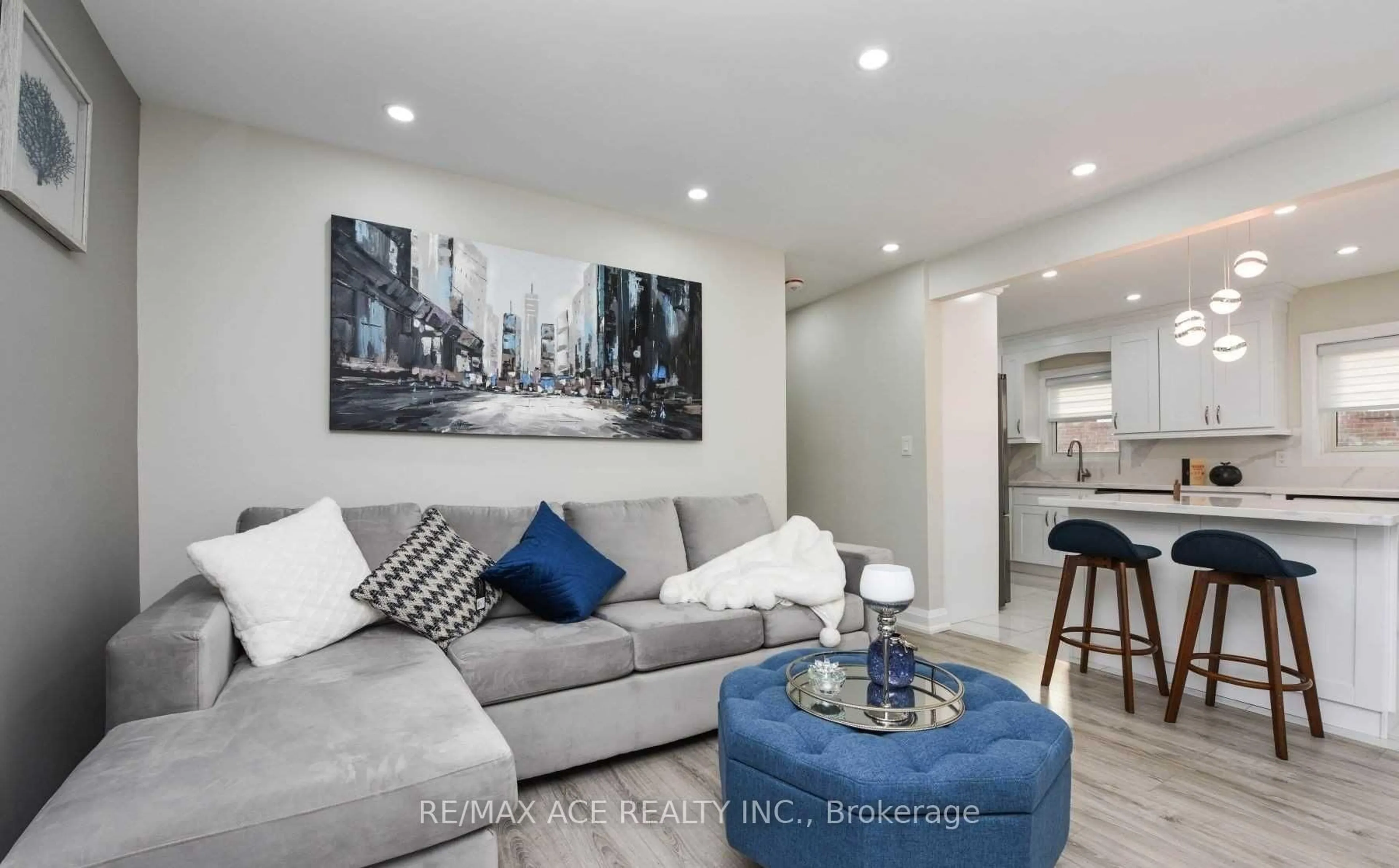 Living room with furniture, unknown for 7 Ellie Dr, Toronto Ontario M1G 2G8