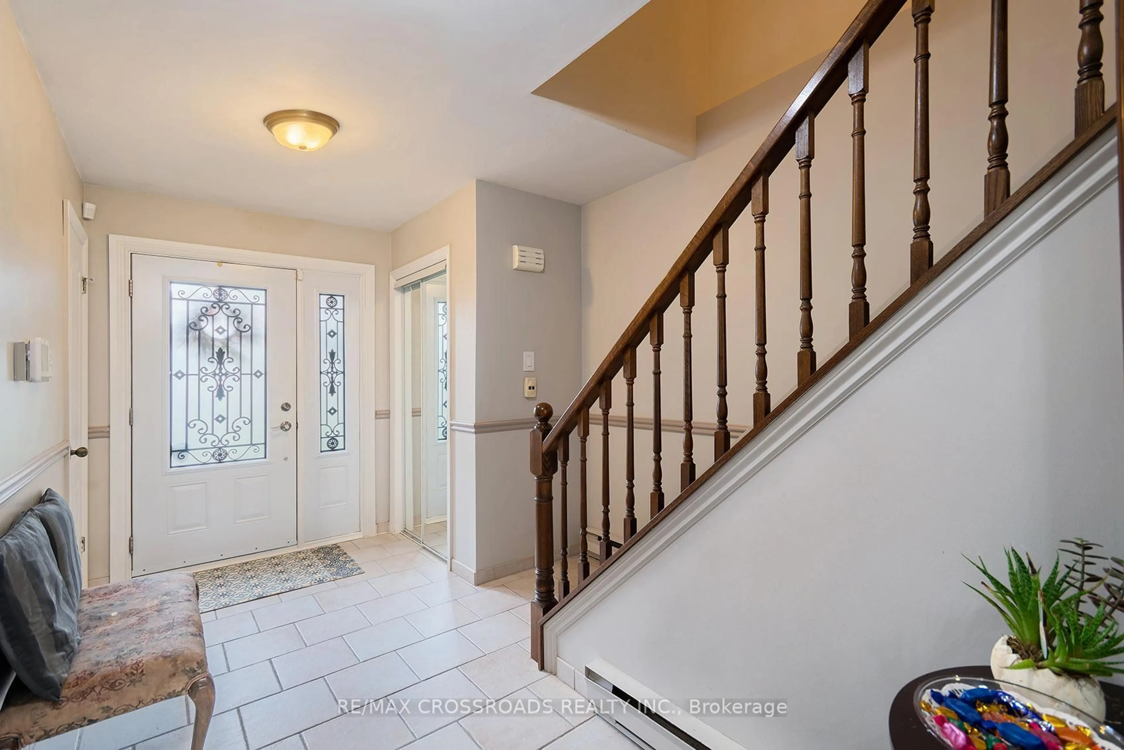 Indoor entryway for 164 Glen Spring Dr, Toronto Ontario M1W 1X8