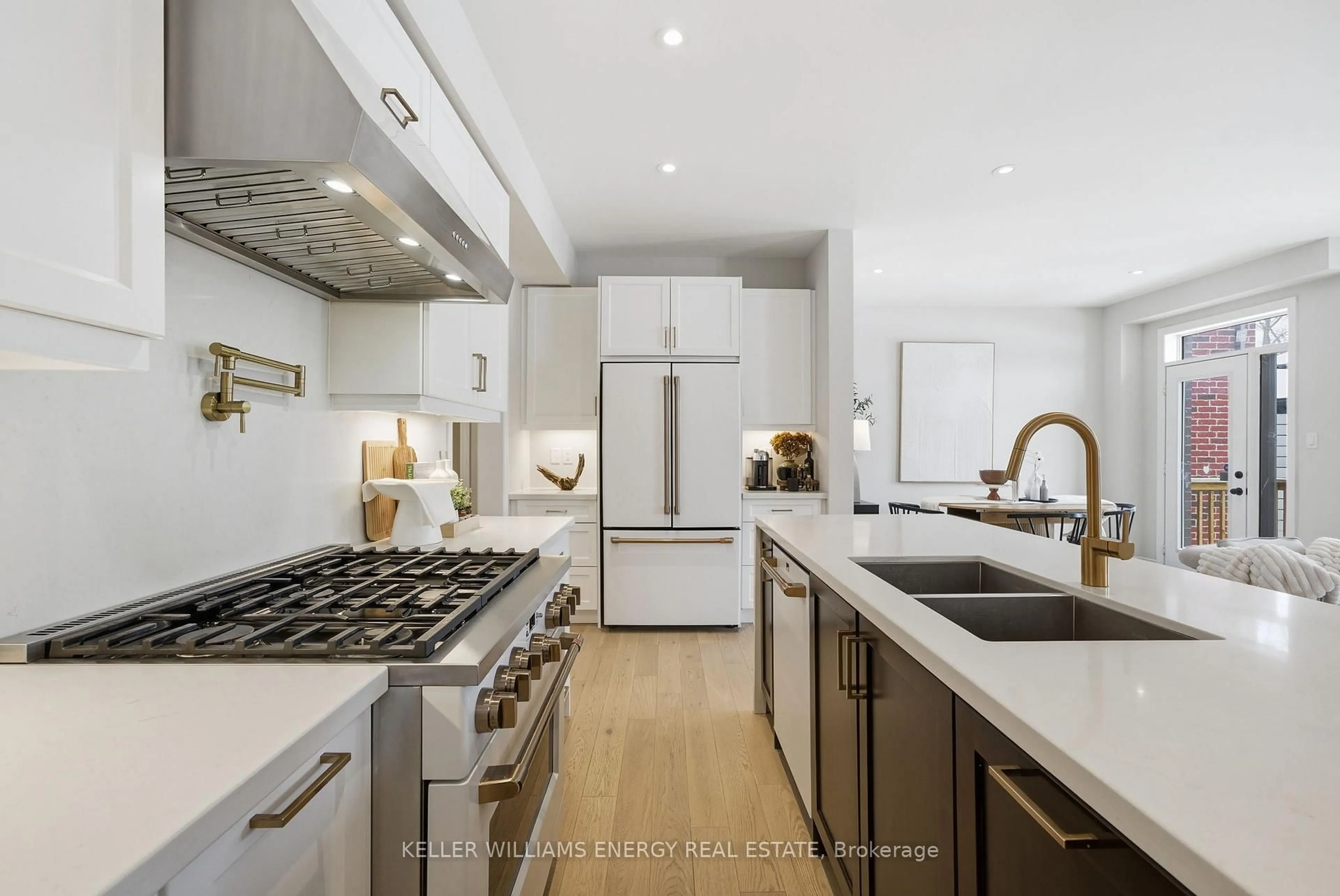 Contemporary kitchen, unknown for 44 Priory Dr, Whitby Ontario L1P 0L1