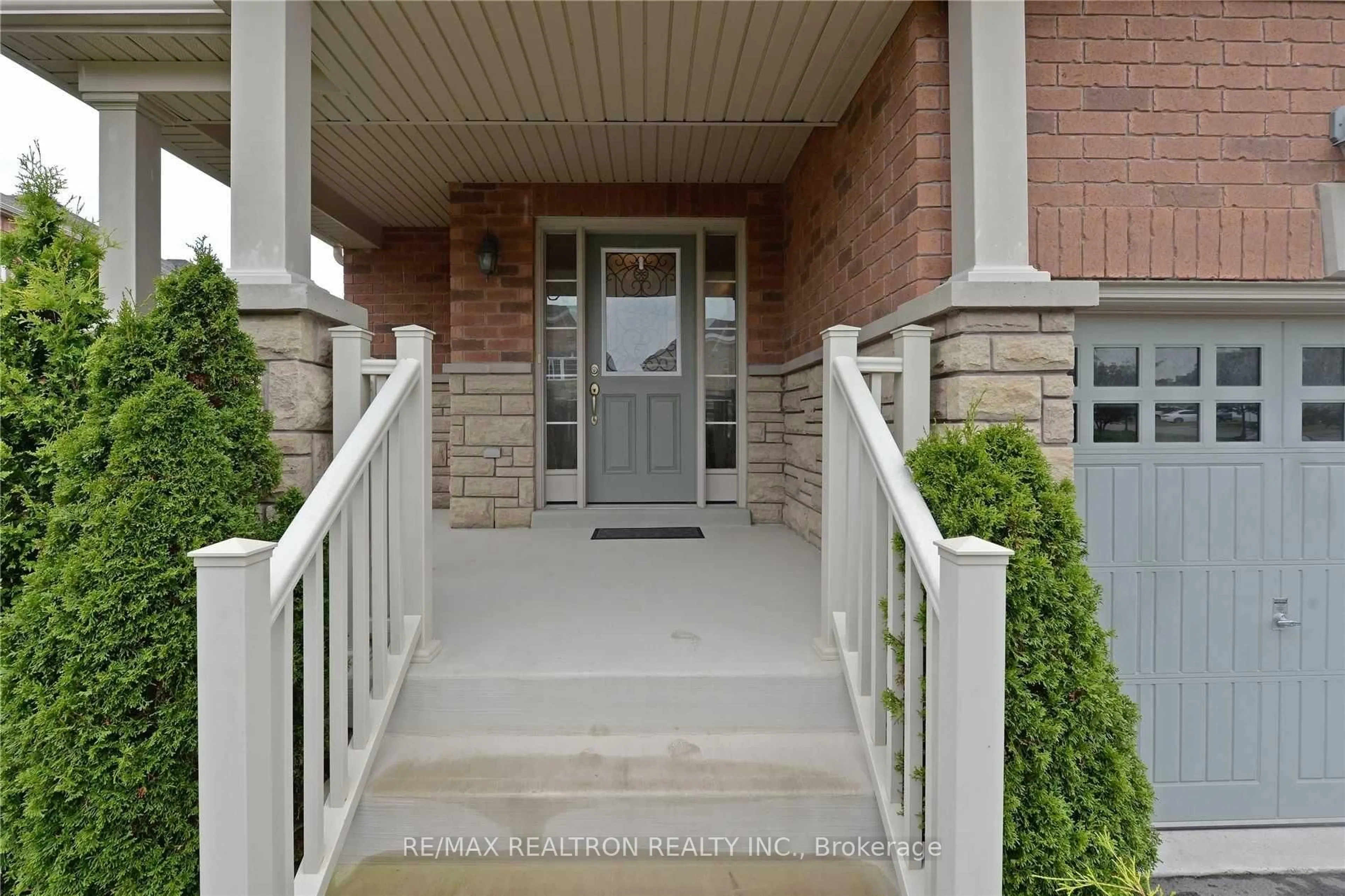 Indoor entryway for 1684 Gower Dr, Oshawa Ontario L1K 0J7