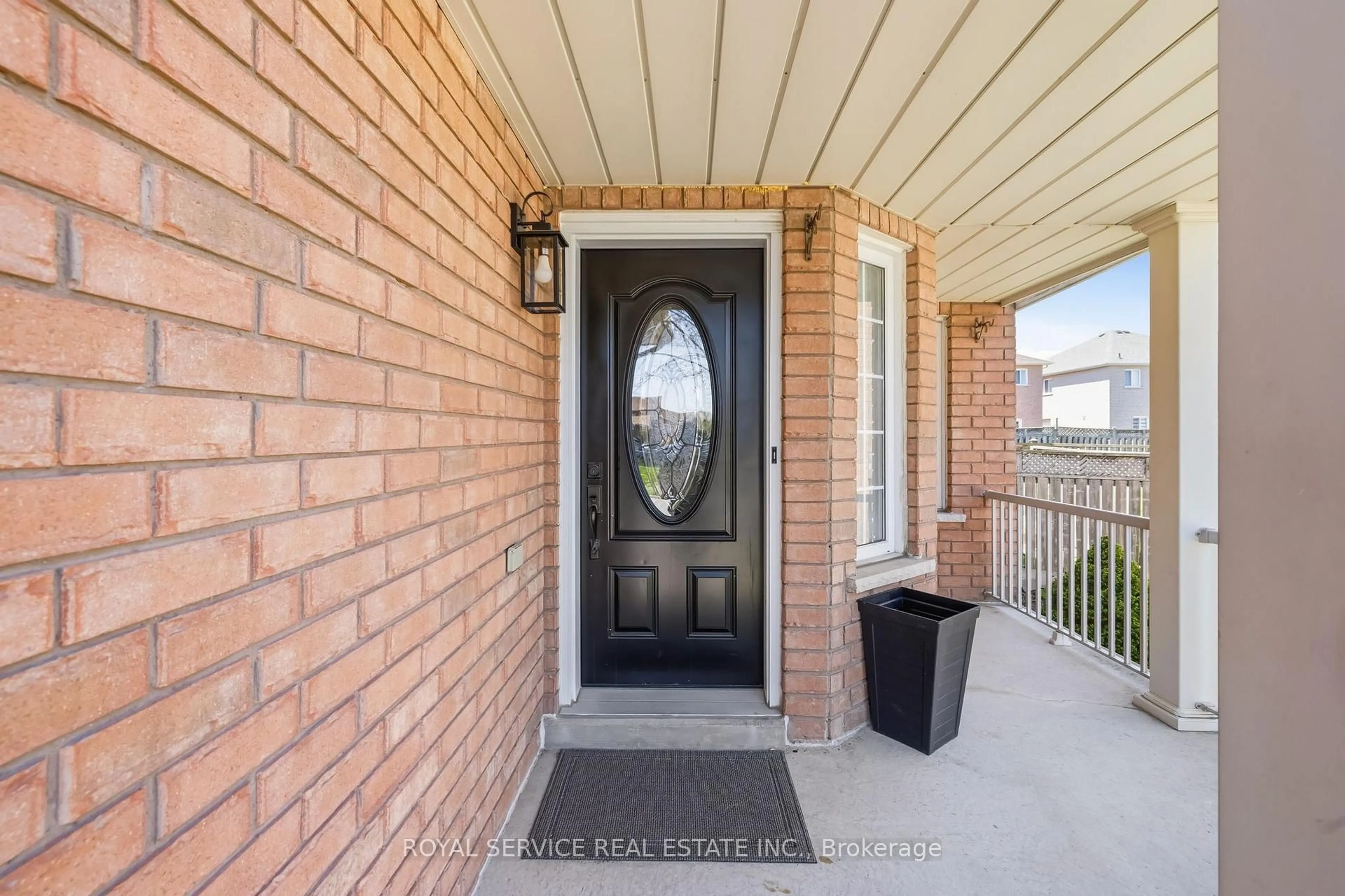 Indoor entryway for 101 Rich Cres, Whitby Ontario L1P 1V6