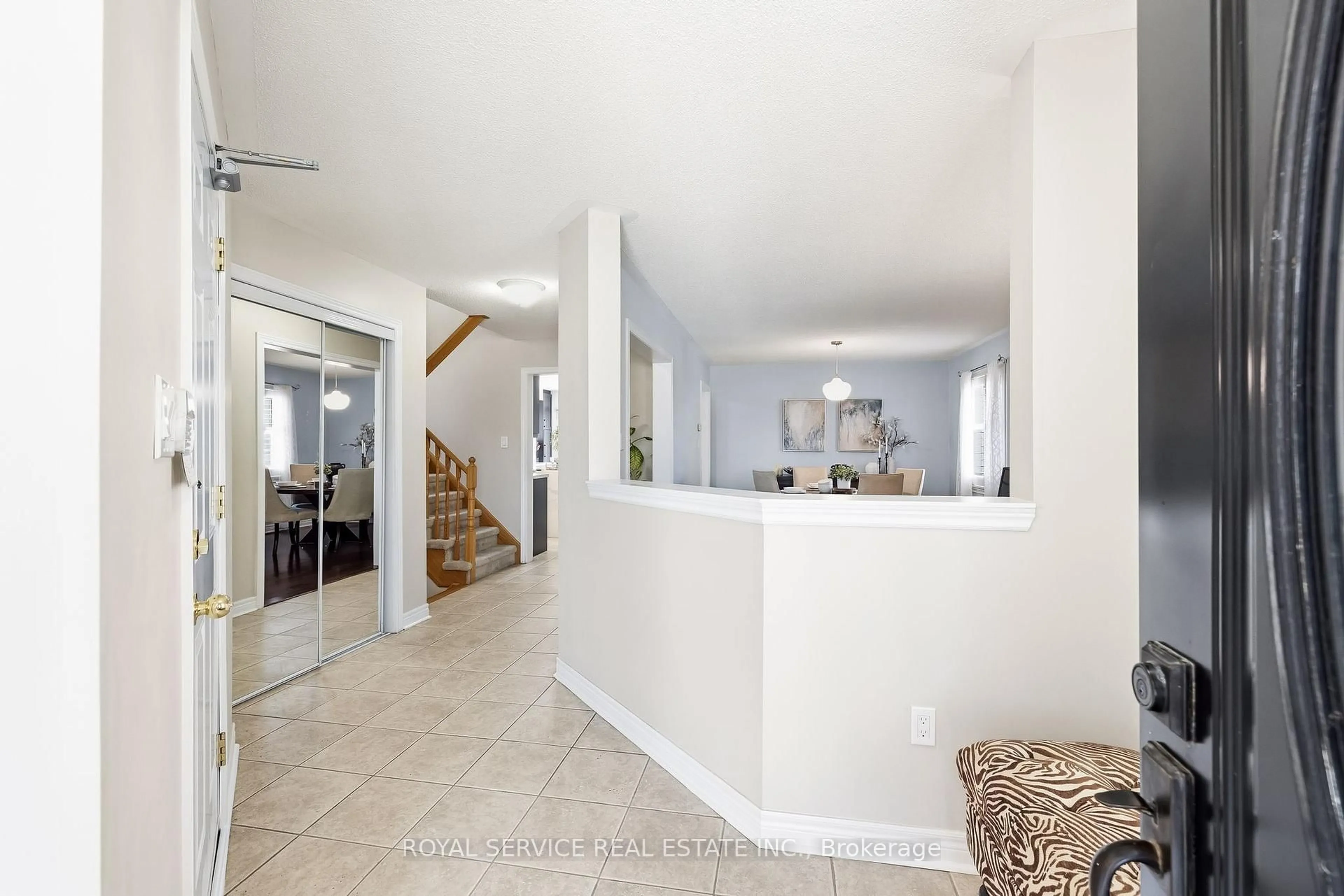 Indoor entryway for 101 Rich Cres, Whitby Ontario L1P 1V6