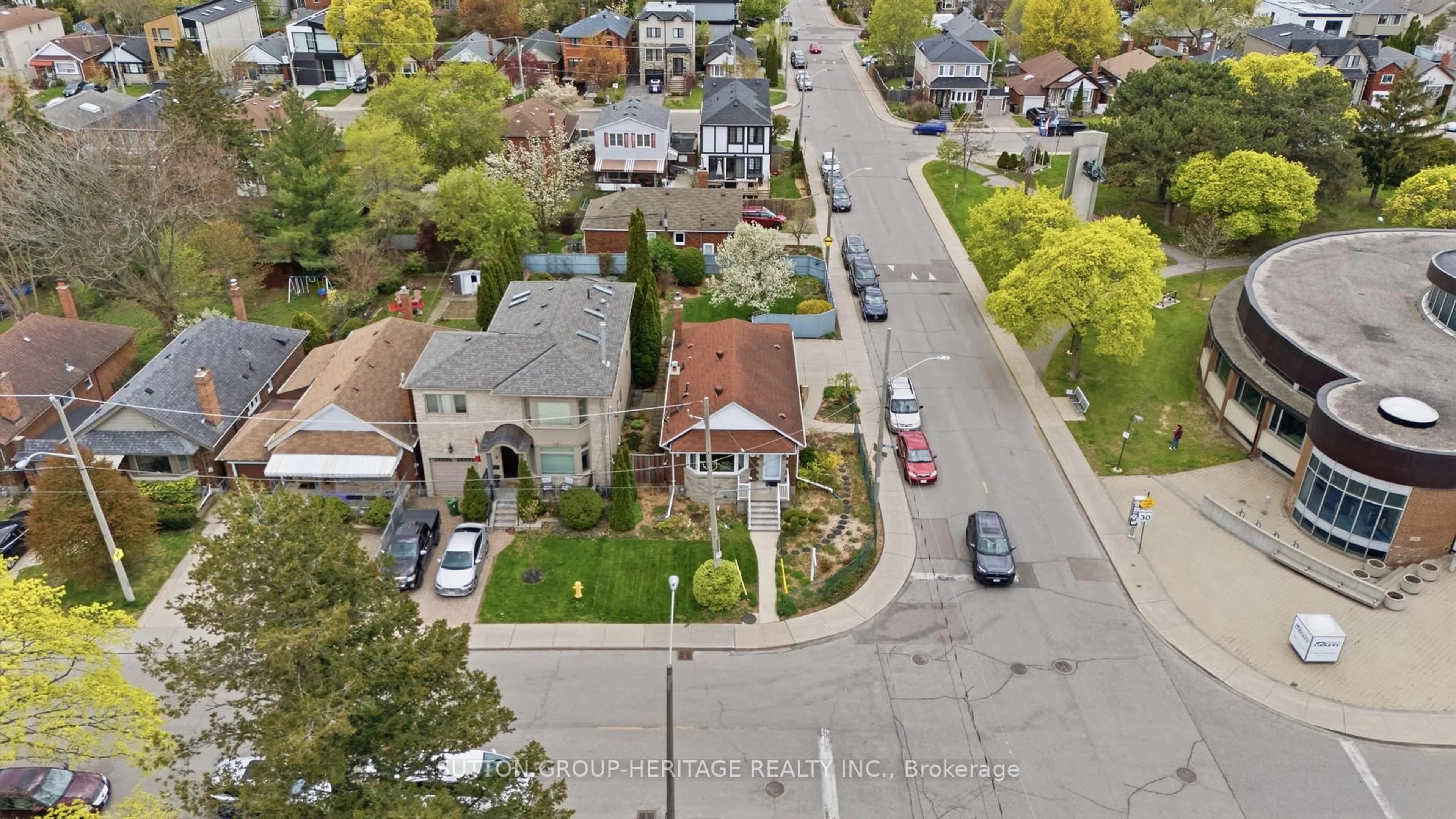 A pic from outside/outdoor area/front of a property/back of a property/a pic from drone, street for 92 Durant Ave, Toronto Ontario M4J 4W2