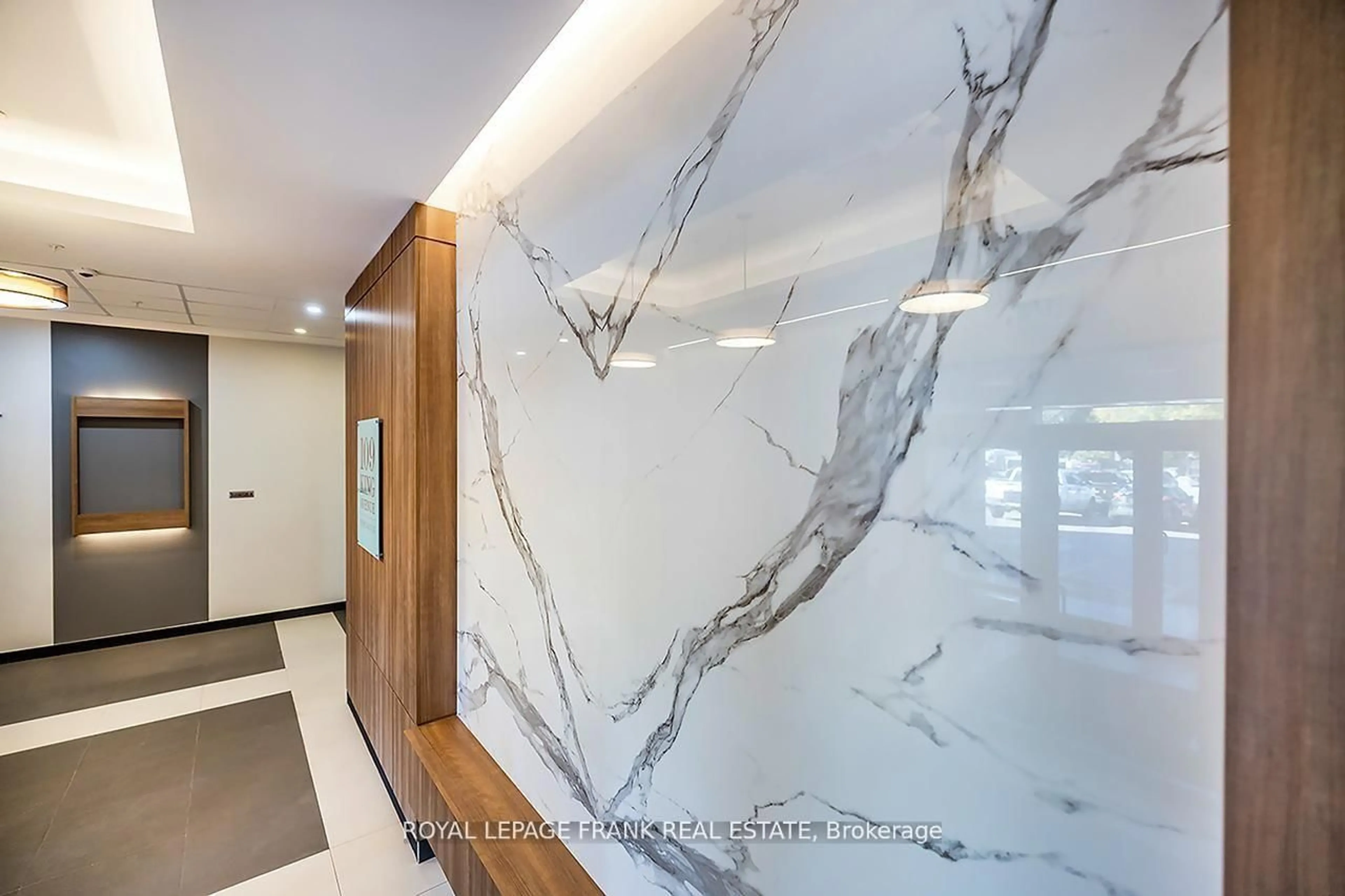 Indoor foyer for 109 King Ave #306, Clarington Ontario L1B 0V5