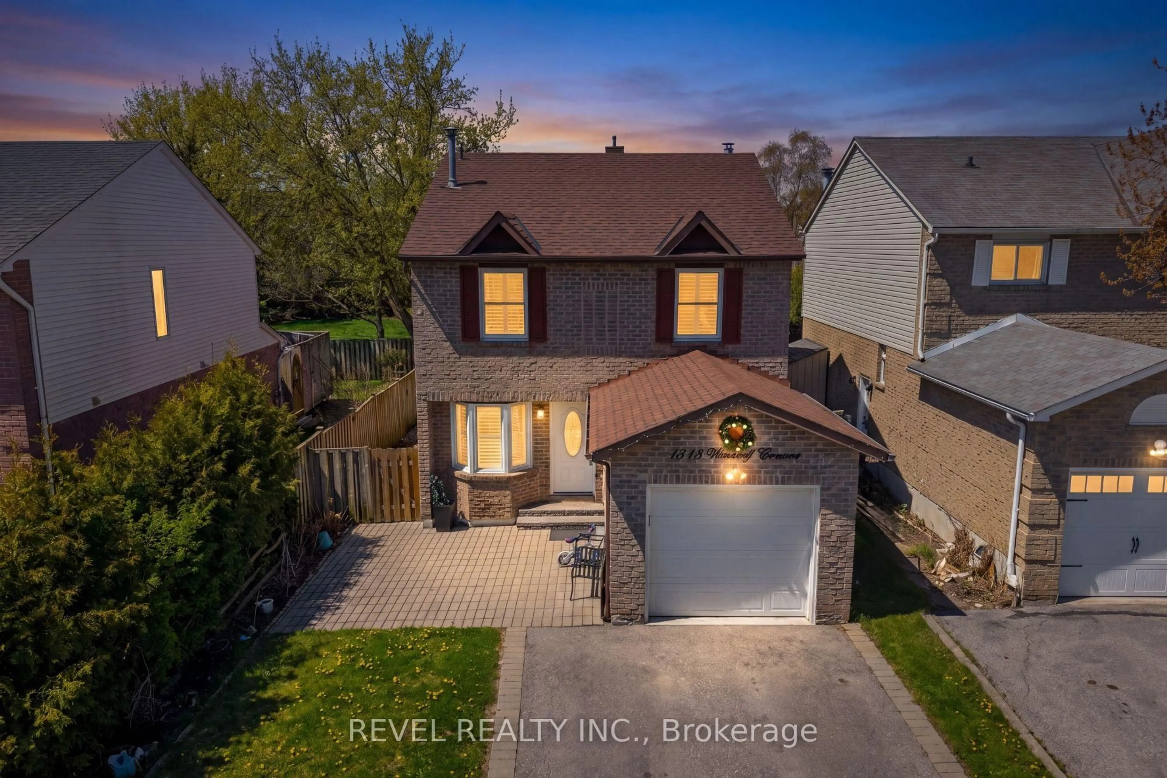 A pic from outside/outdoor area/front of a property/back of a property/a pic from drone, street for 1518 Woodruff Cres, Pickering Ontario L1V 3S6