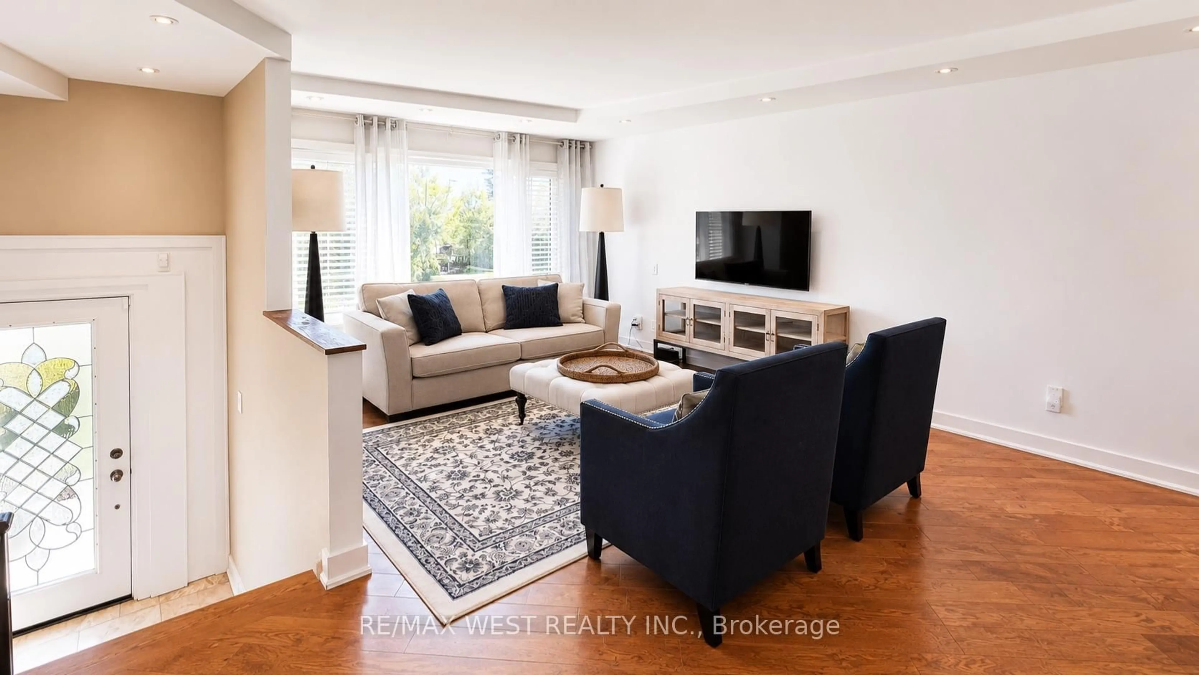 Living room with furniture, wood/laminate floor for 94 White Heather Blvd, Toronto Ontario M1V 1P8