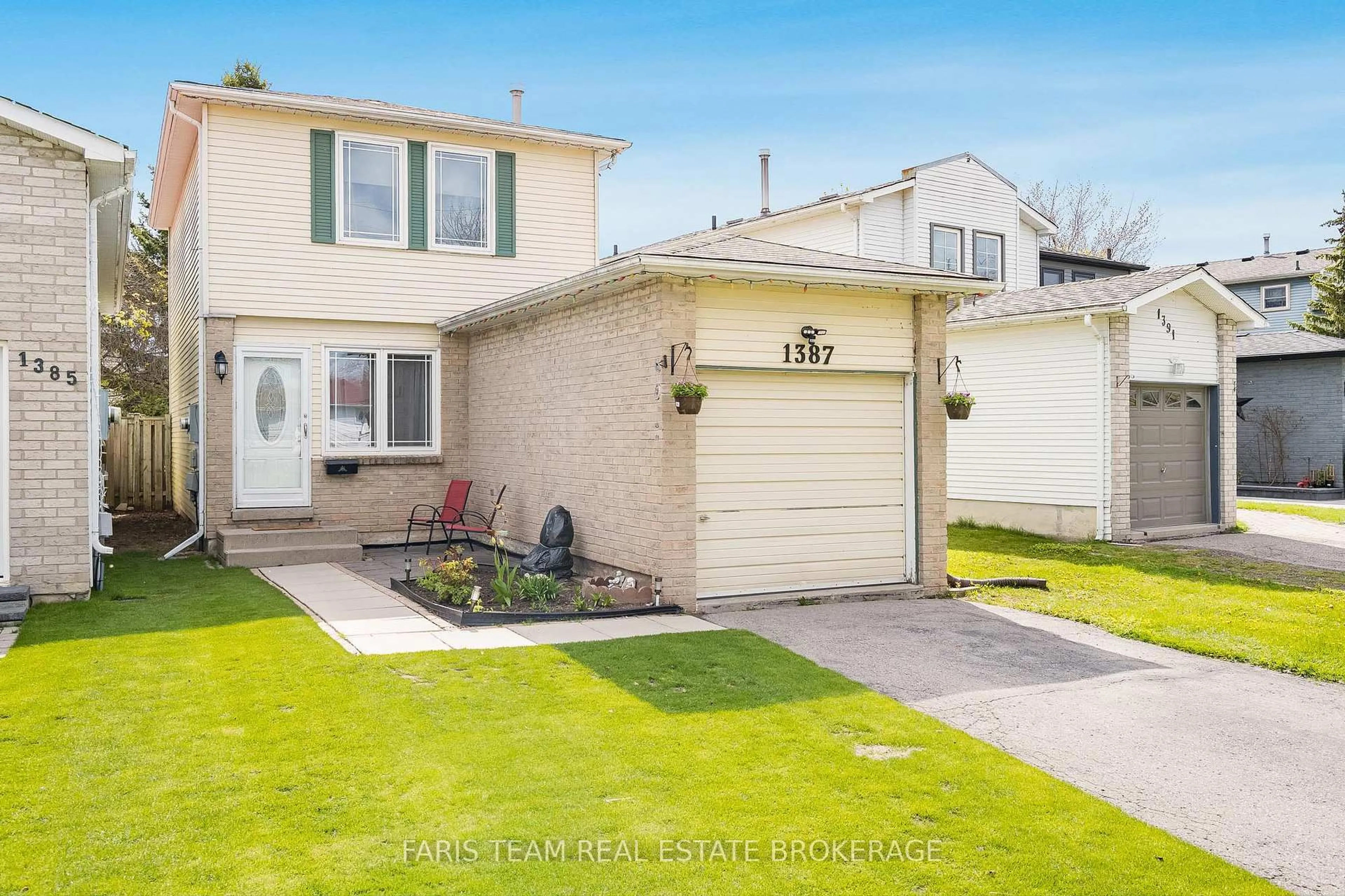 Home with vinyl exterior material, street for 1387 Ritson Rd, Oshawa Ontario L1J 7M3