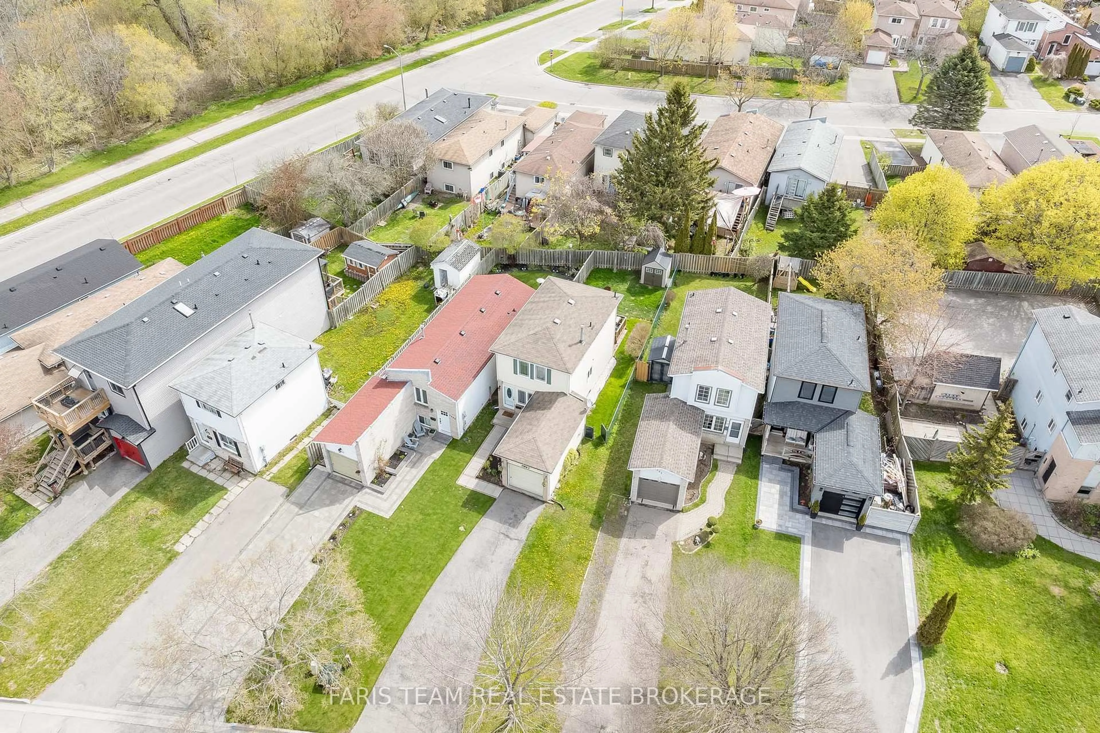 A pic from outside/outdoor area/front of a property/back of a property/a pic from drone, street for 1387 Ritson Rd, Oshawa Ontario L1J 7M3
