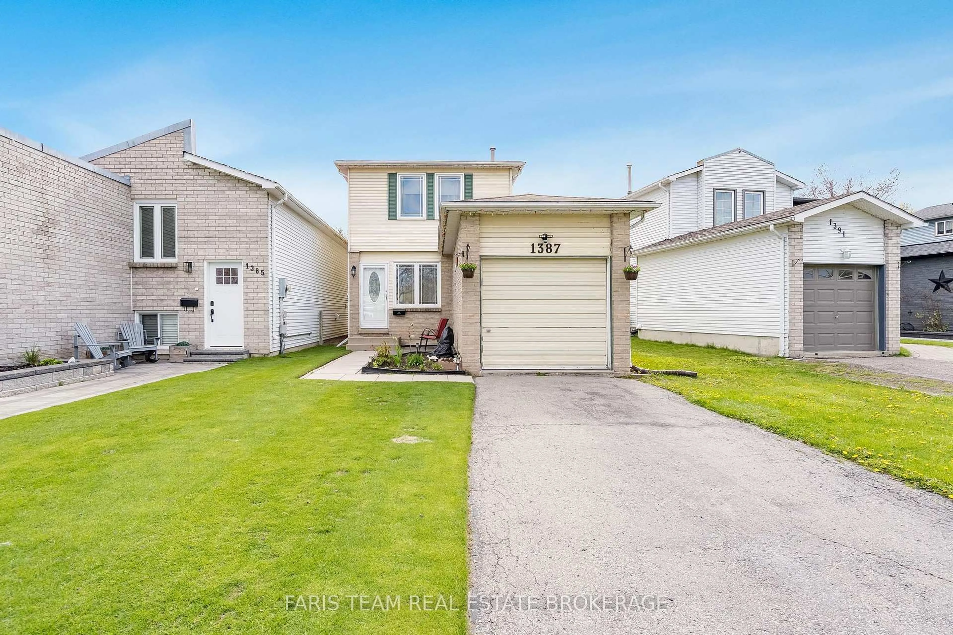 Home with vinyl exterior material, street for 1387 Ritson Rd, Oshawa Ontario L1J 7M3