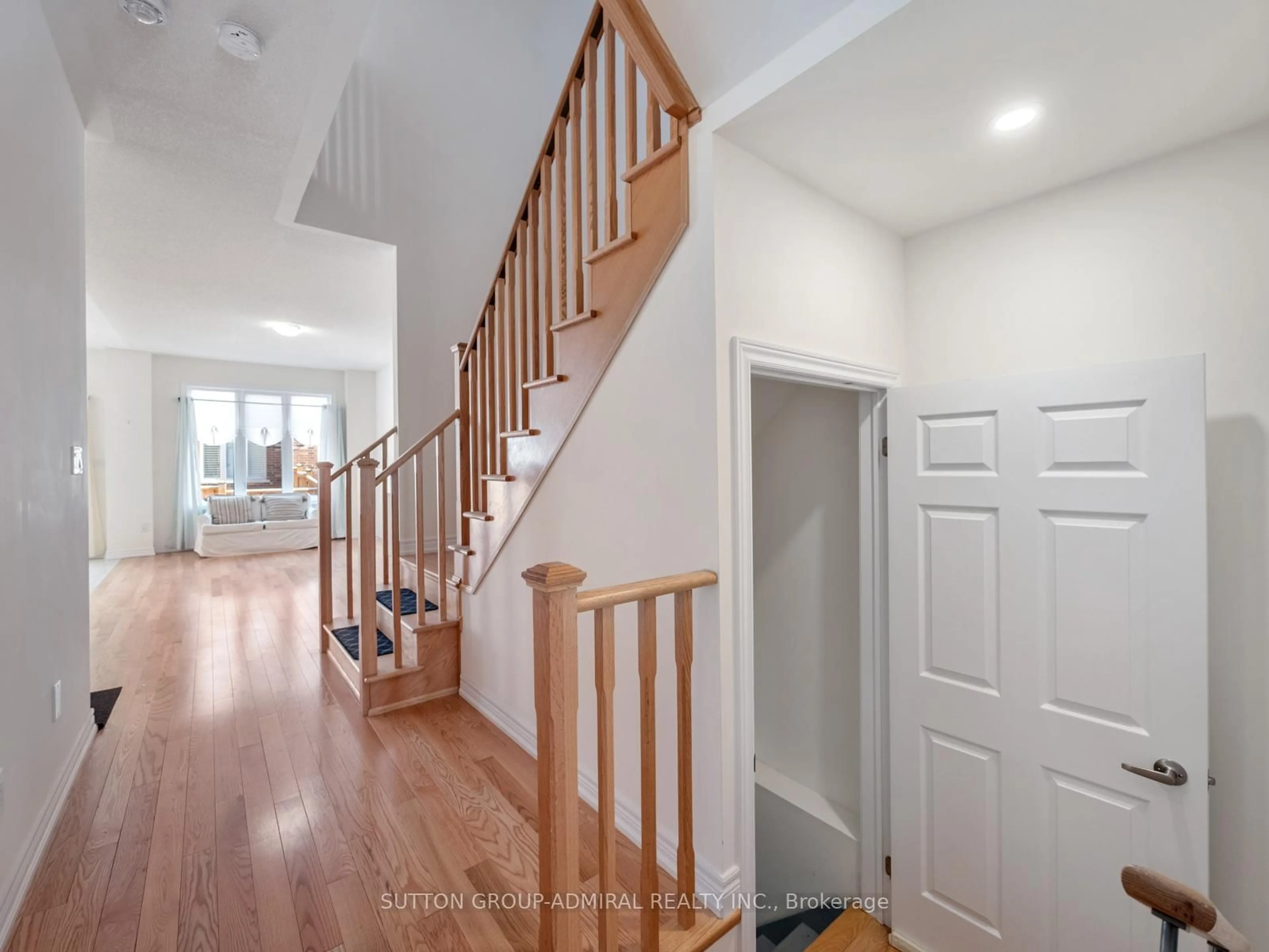 Indoor entryway for 1152 Sepia Sq, Pickering Ontario L1X 0H1