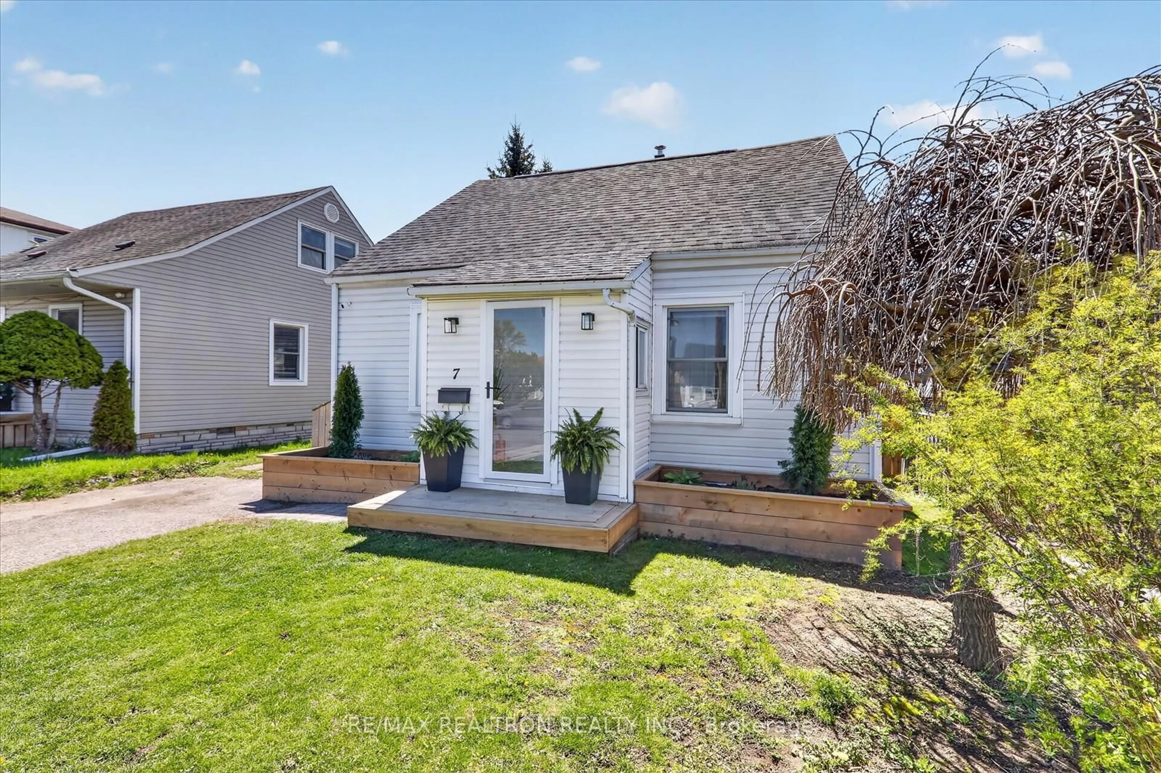 Home with vinyl exterior material, street for 7 York St, Ajax Ontario L1S 1S7